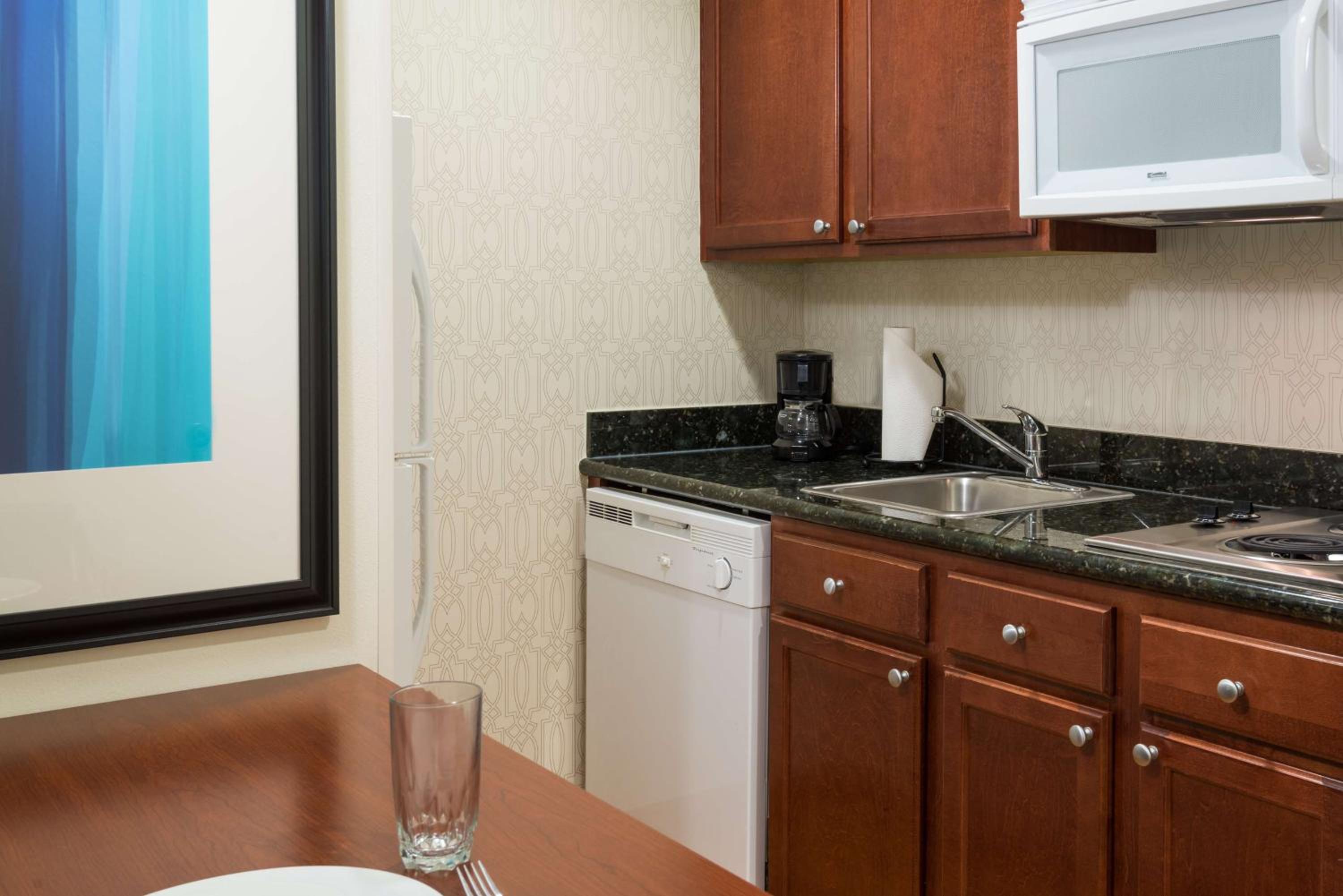 Queen Studio Suite - Non-Smoking - Photo 5