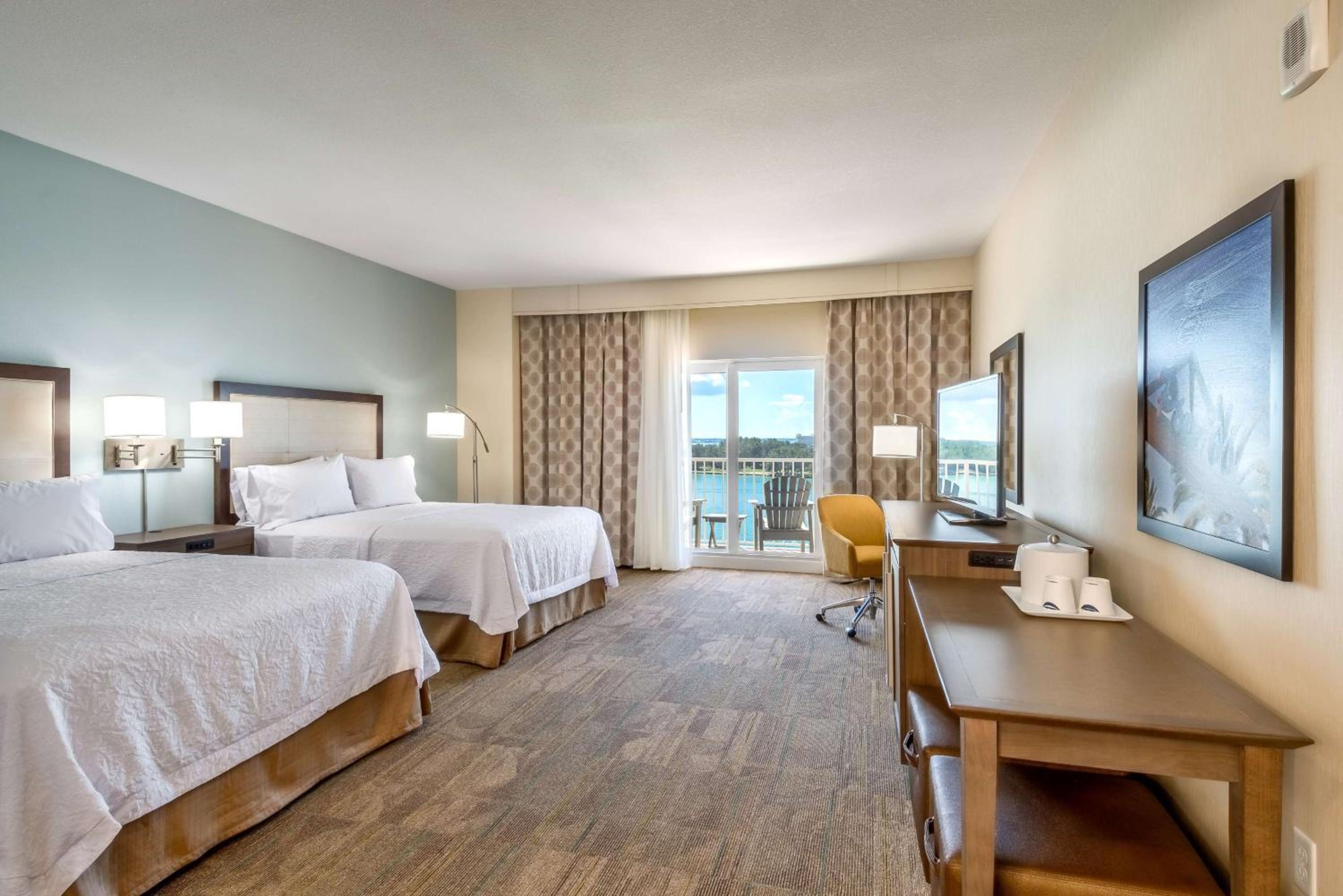 Queen with Two Queen Beds and Beach View- Non-Smoking photo 1