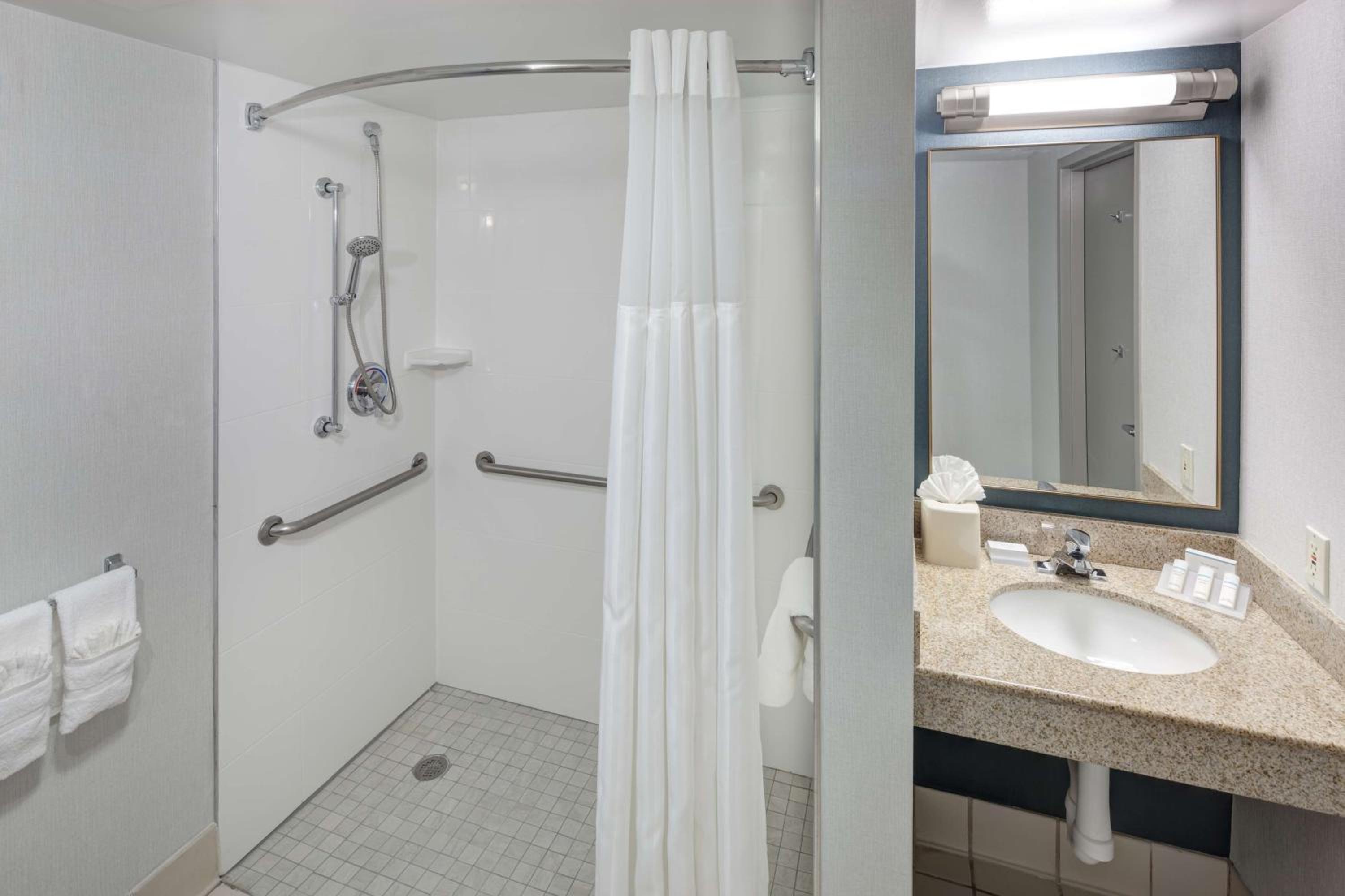 Queen Room with Two Queen Beds and Roll-In Shower - Mobility Access - Photo 4