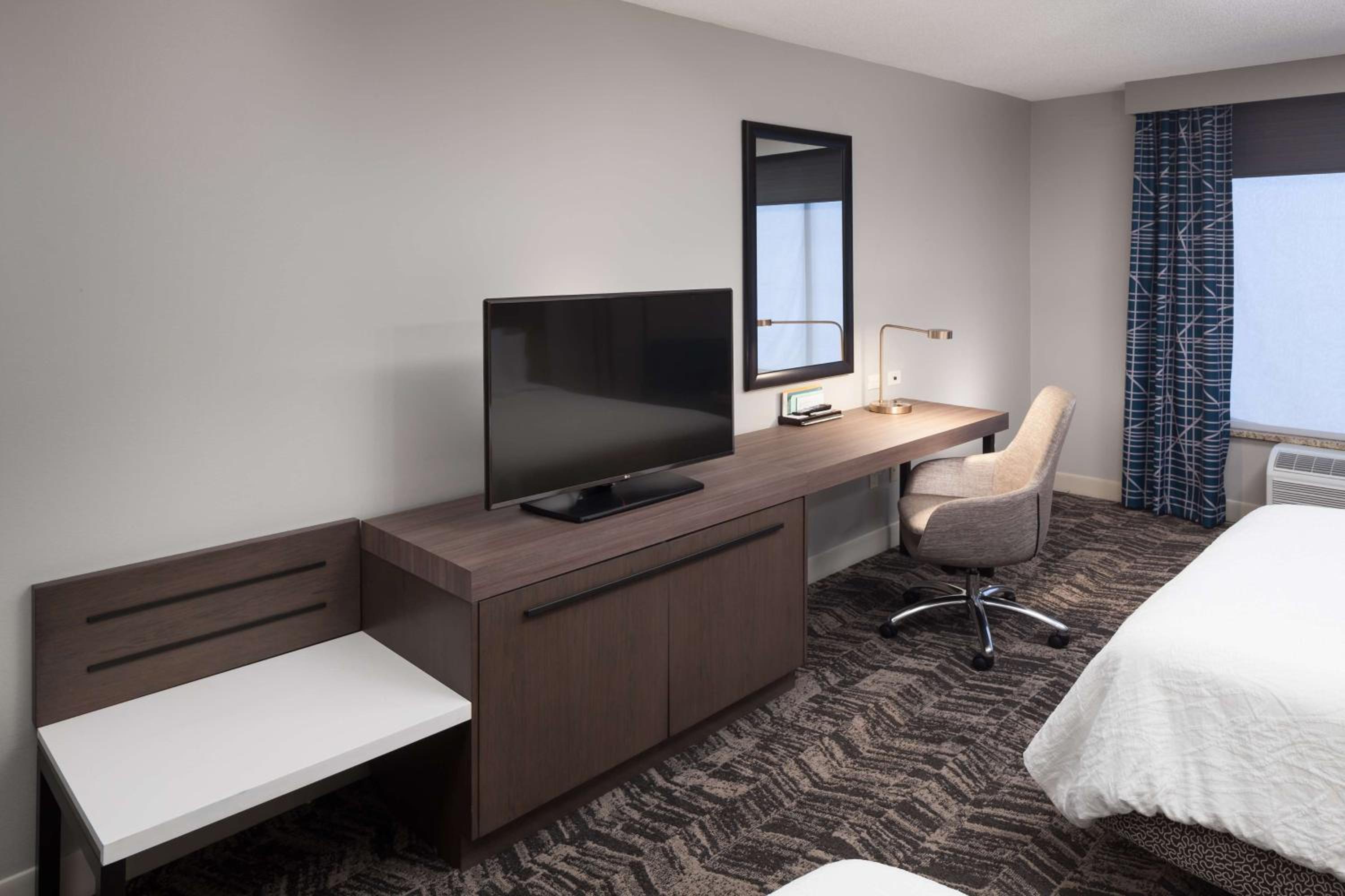 Queen Room with Two Queen Beds - Photo 2