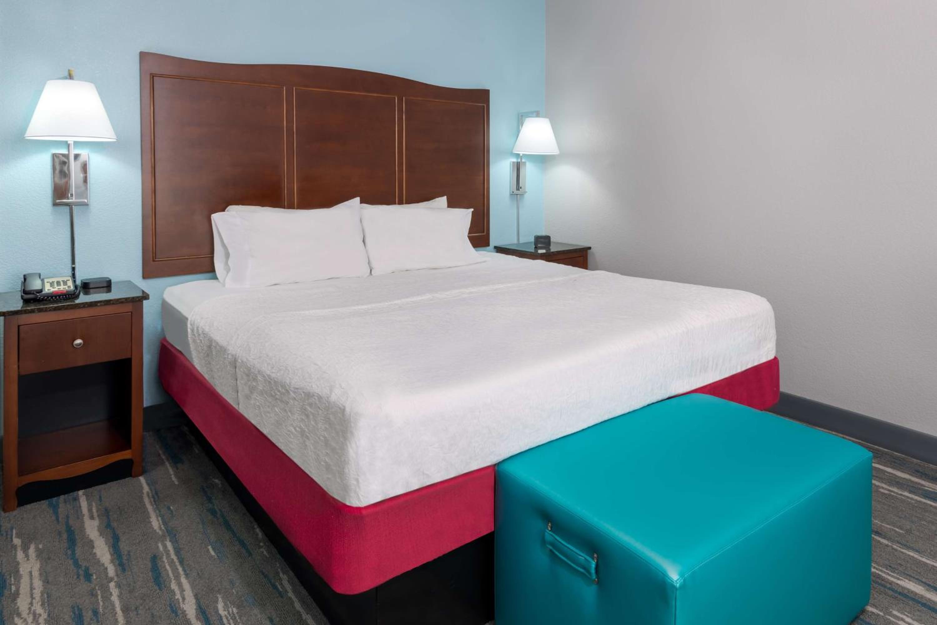 King Room with King Bed - Non-Smoking - Photo 2