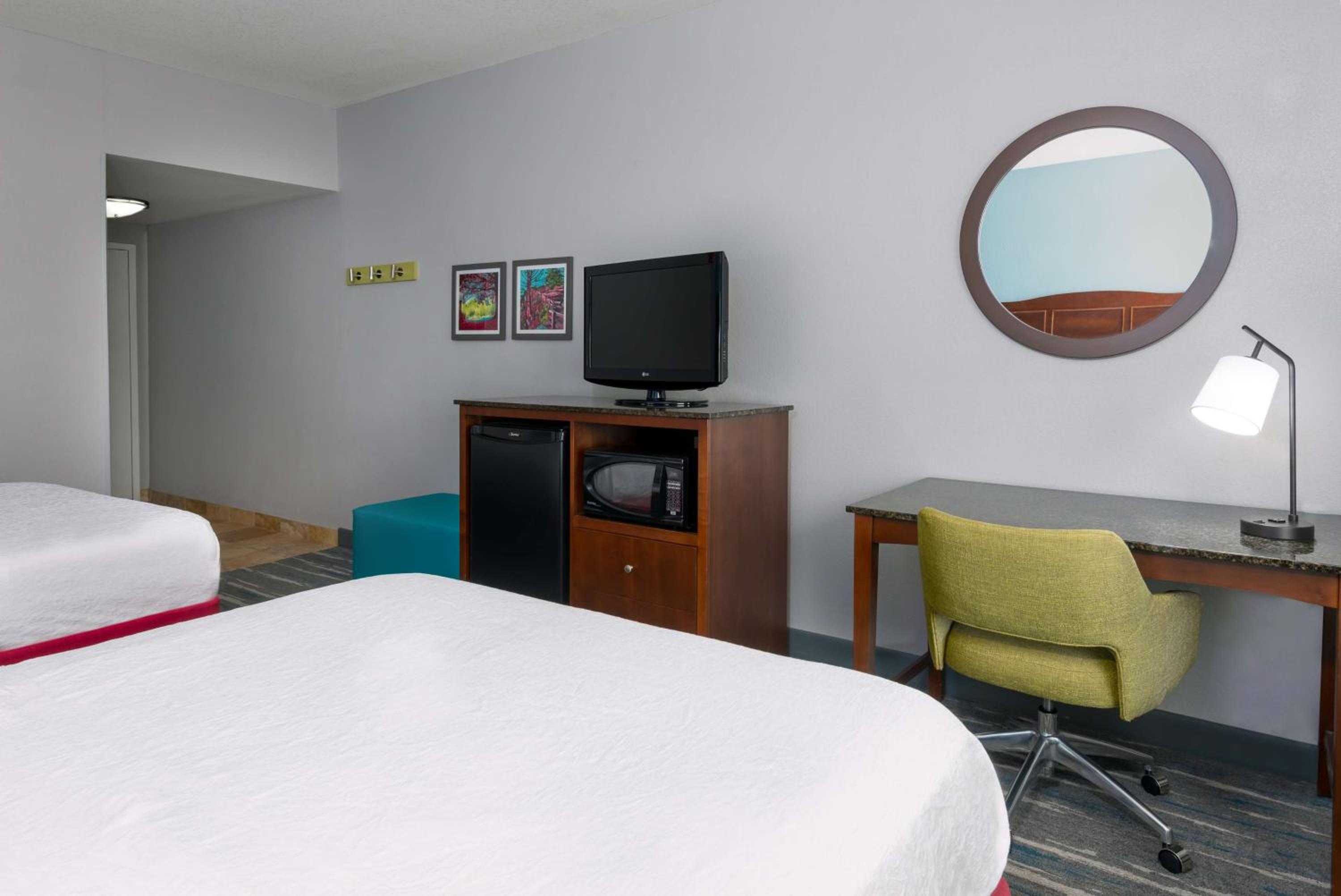 Room with Two Queen Beds - Non-Smoking - Photo 2