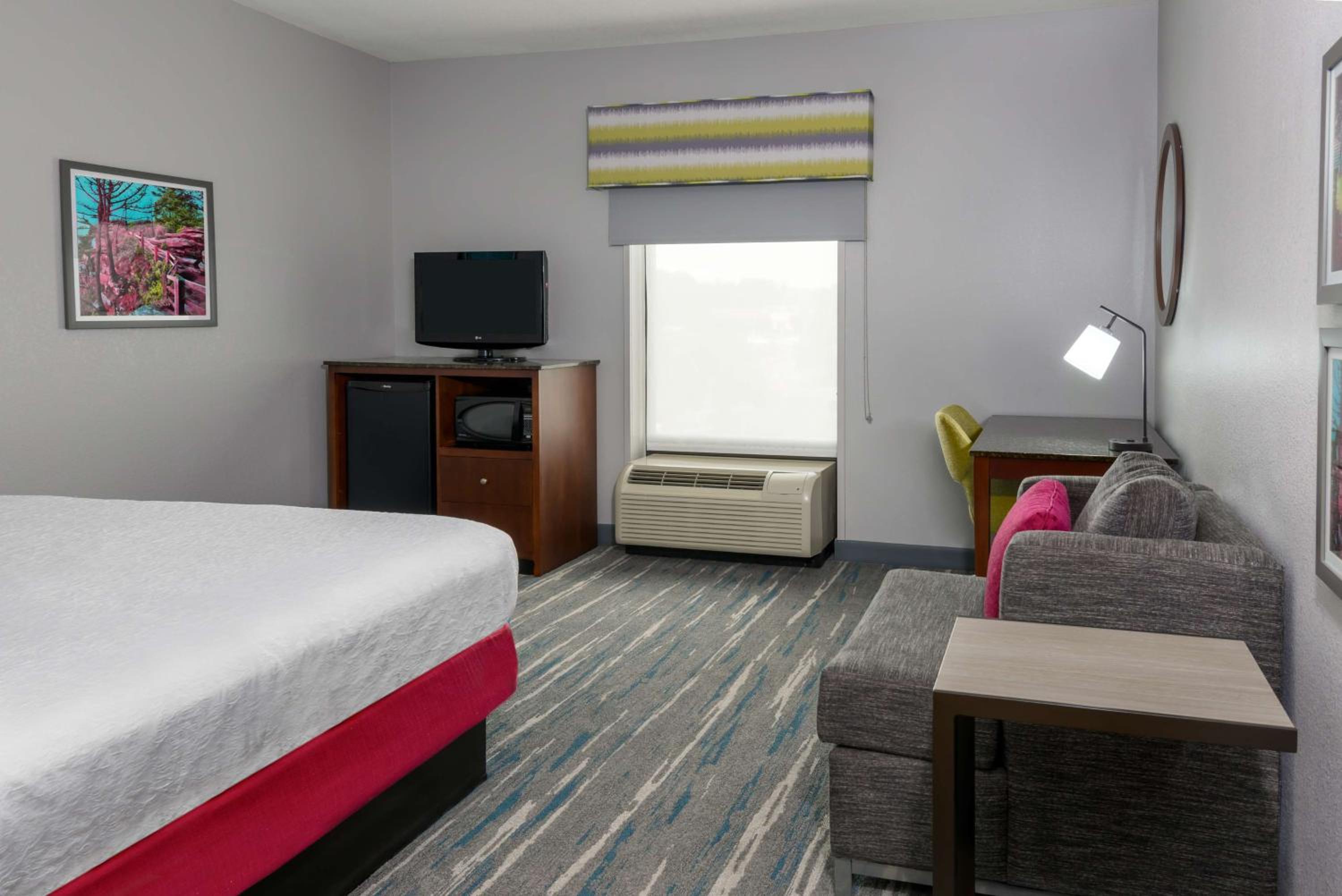 King Room with King Bed - Non-Smoking - Photo 5