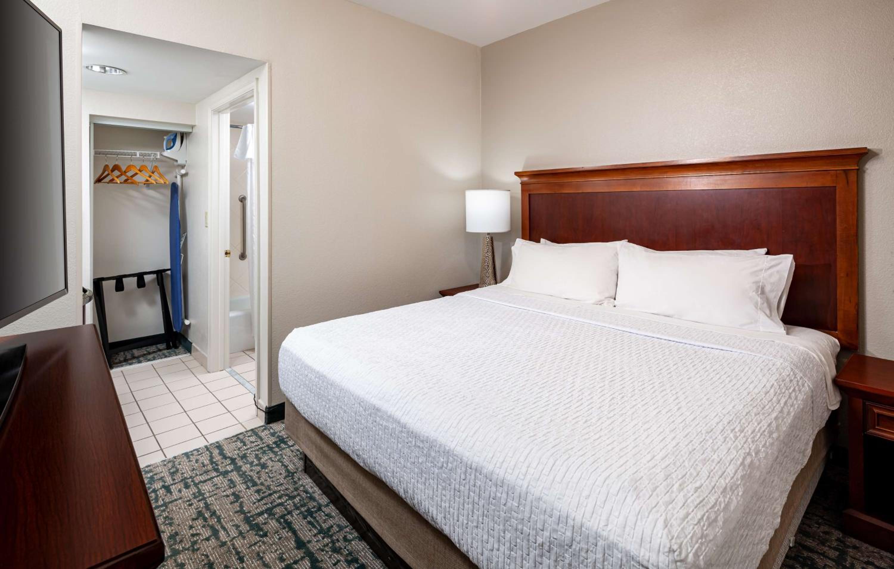Two Bedroom Suite with One King and Two Queen Beds - Non-Smoking - Photo 6