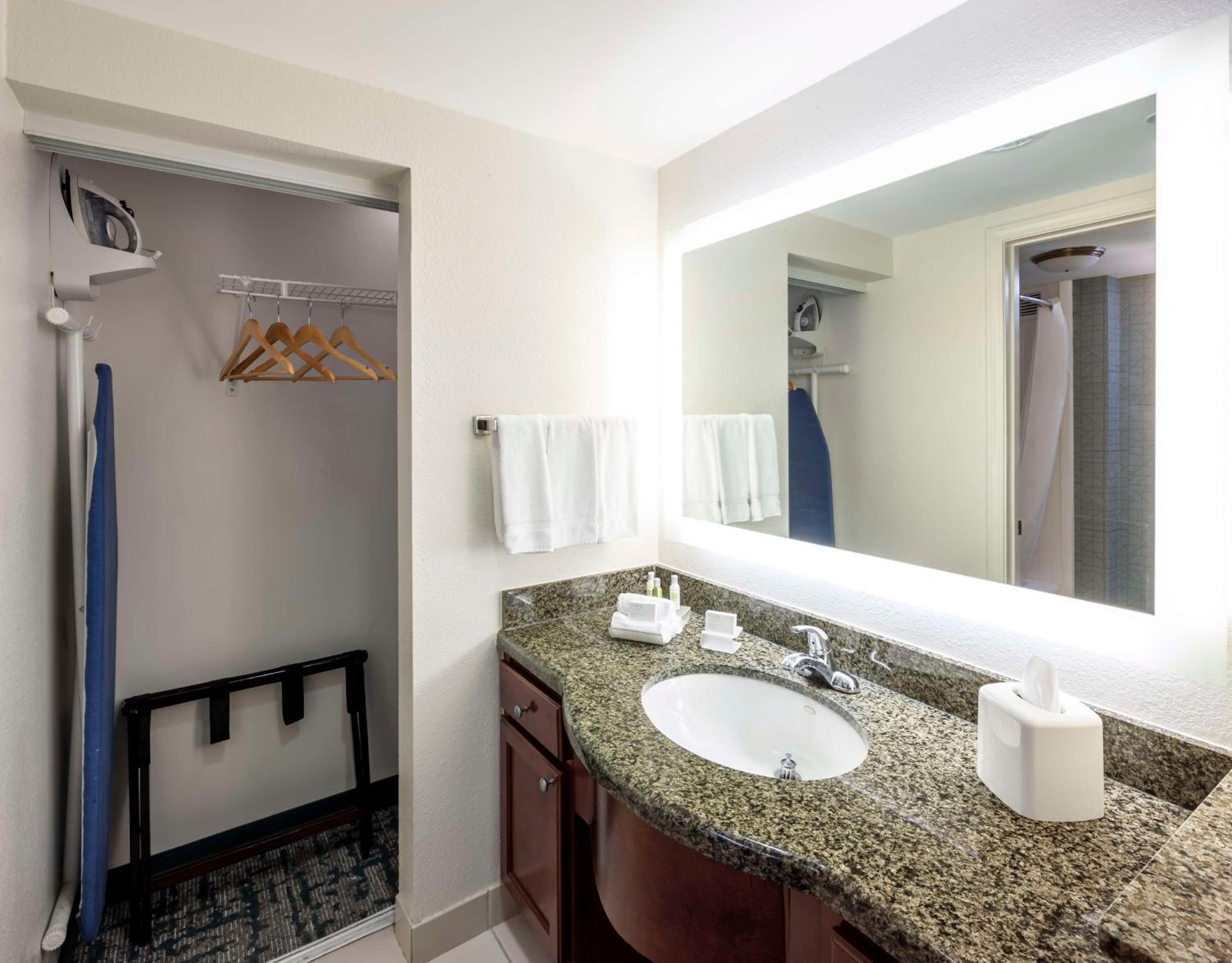 One-Bedroom King Suite - Non-Smoking - Photo 3