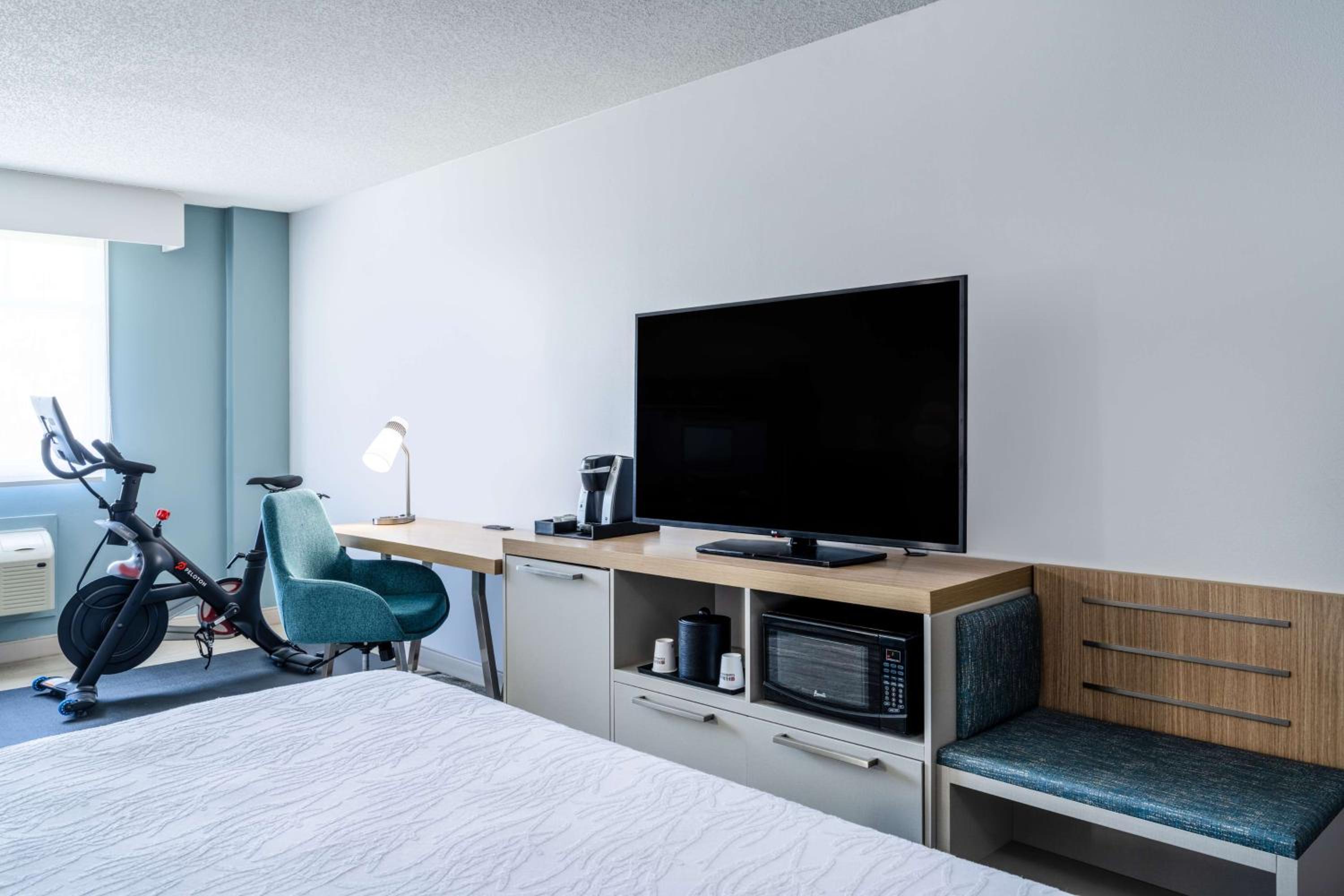 King Room with Peloton Bike - Photo 3