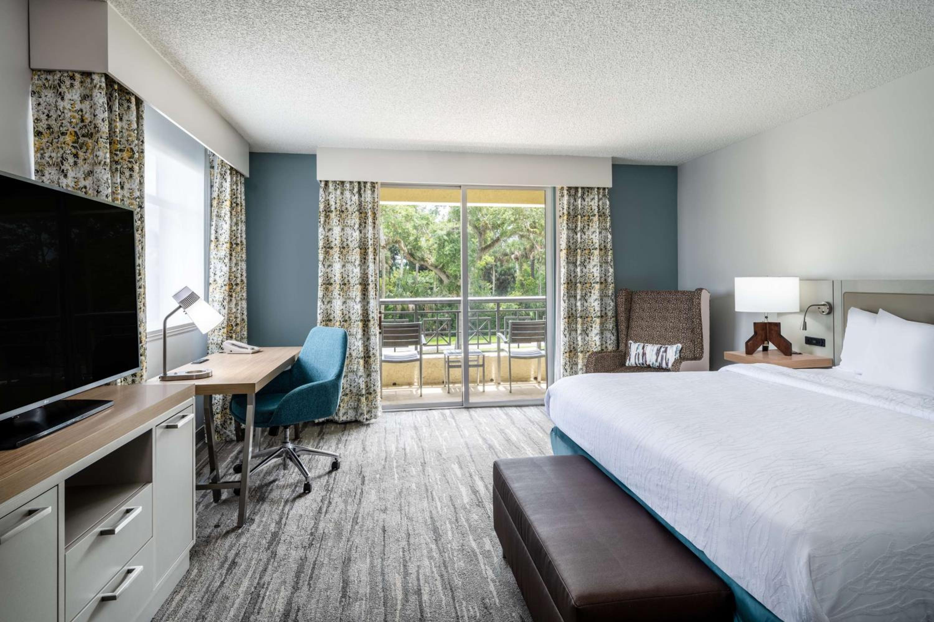 Deluxe One-Bedroom Suite with Sofa Bed  - Photo 3