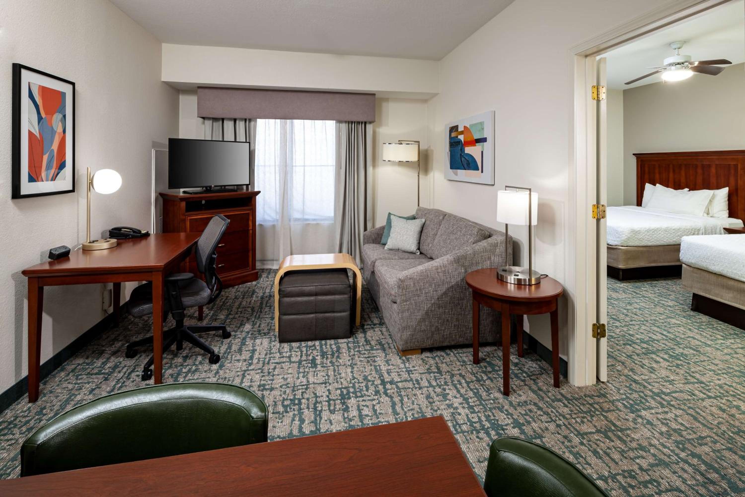 Two Bedroom Suite with One King and Two Queen Beds - Non-Smoking - Photo 3