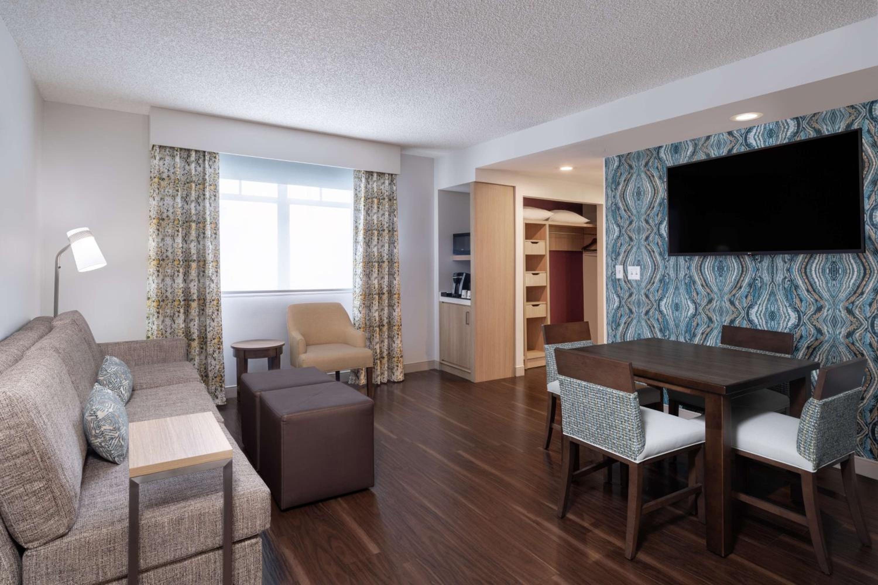 Deluxe One-Bedroom Suite with Sofa Bed  - Photo 5