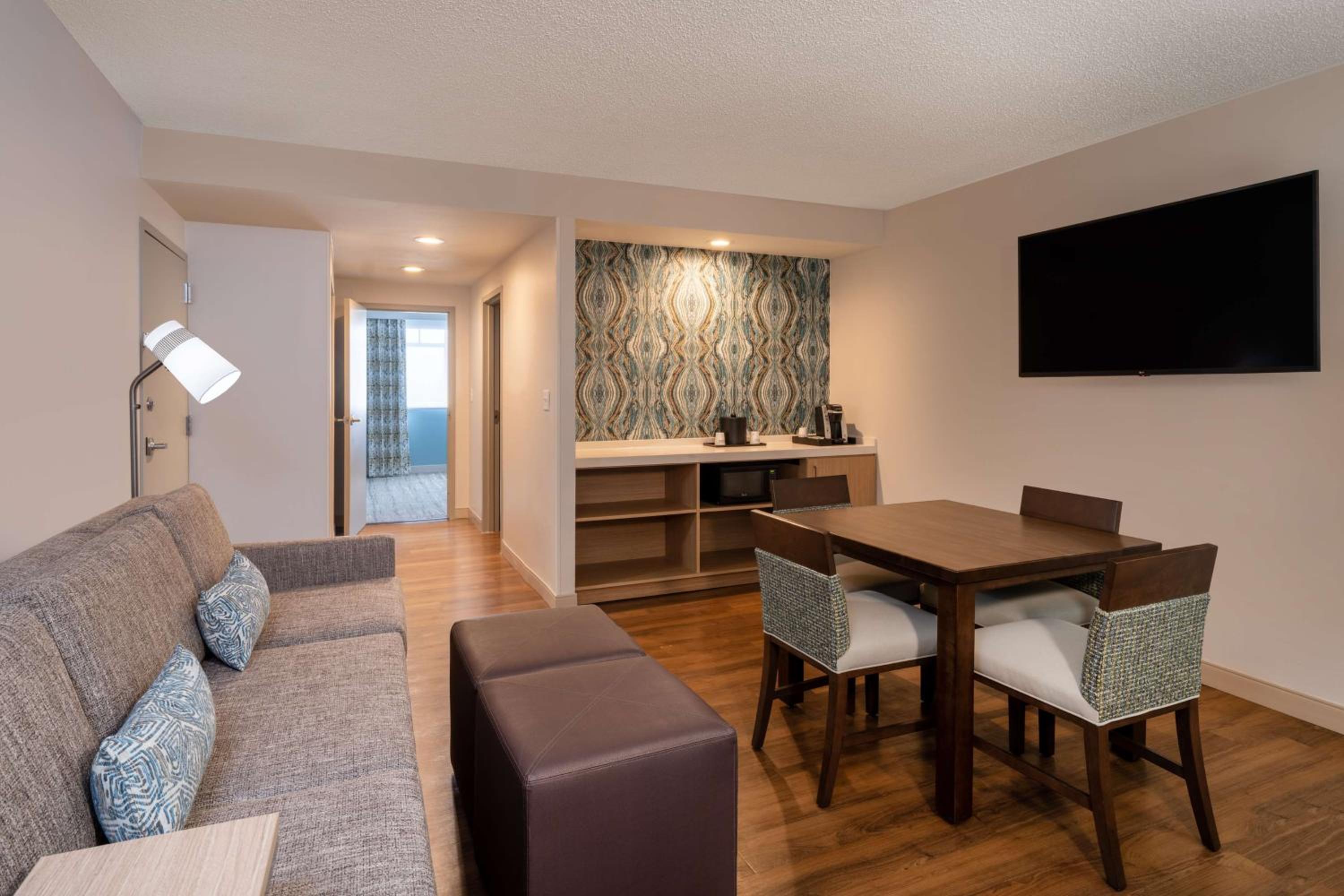 One-Bedroom Deluxe Suite with Sofa Bed - Photo 3