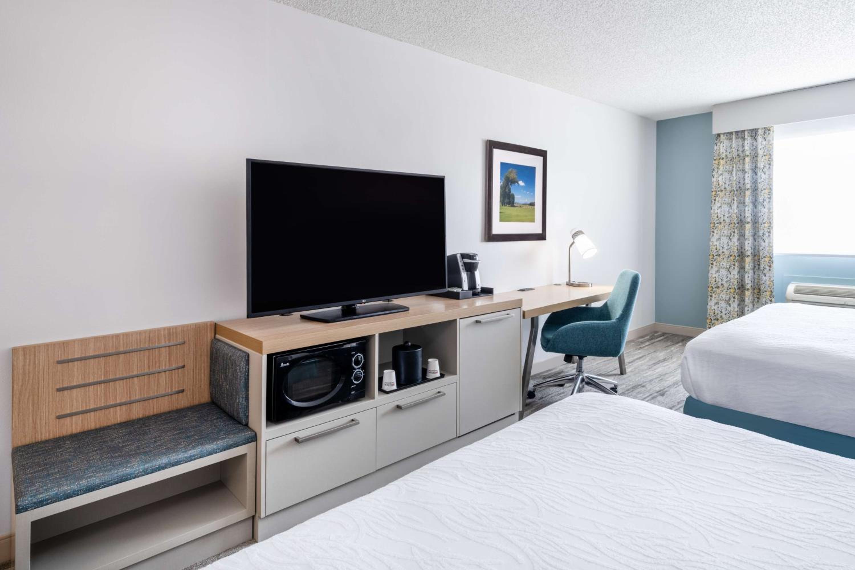 Queen Room with Two Queen Beds - Photo 3