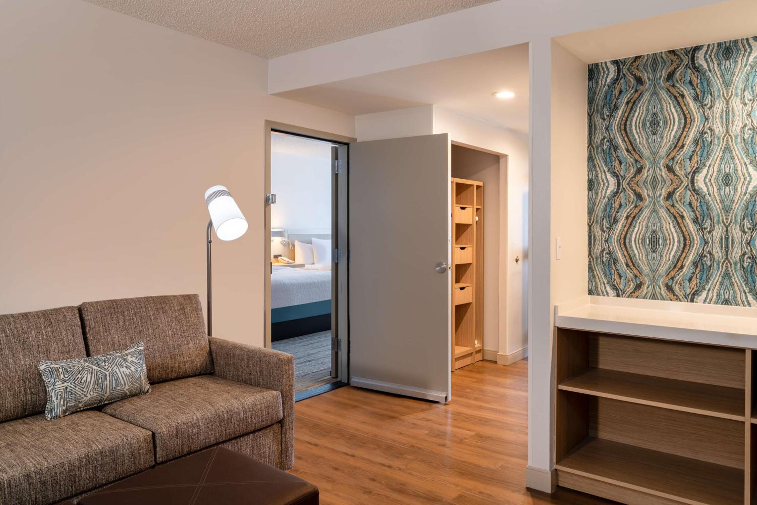 Deluxe Three-Bedroom Suite - Photo 6