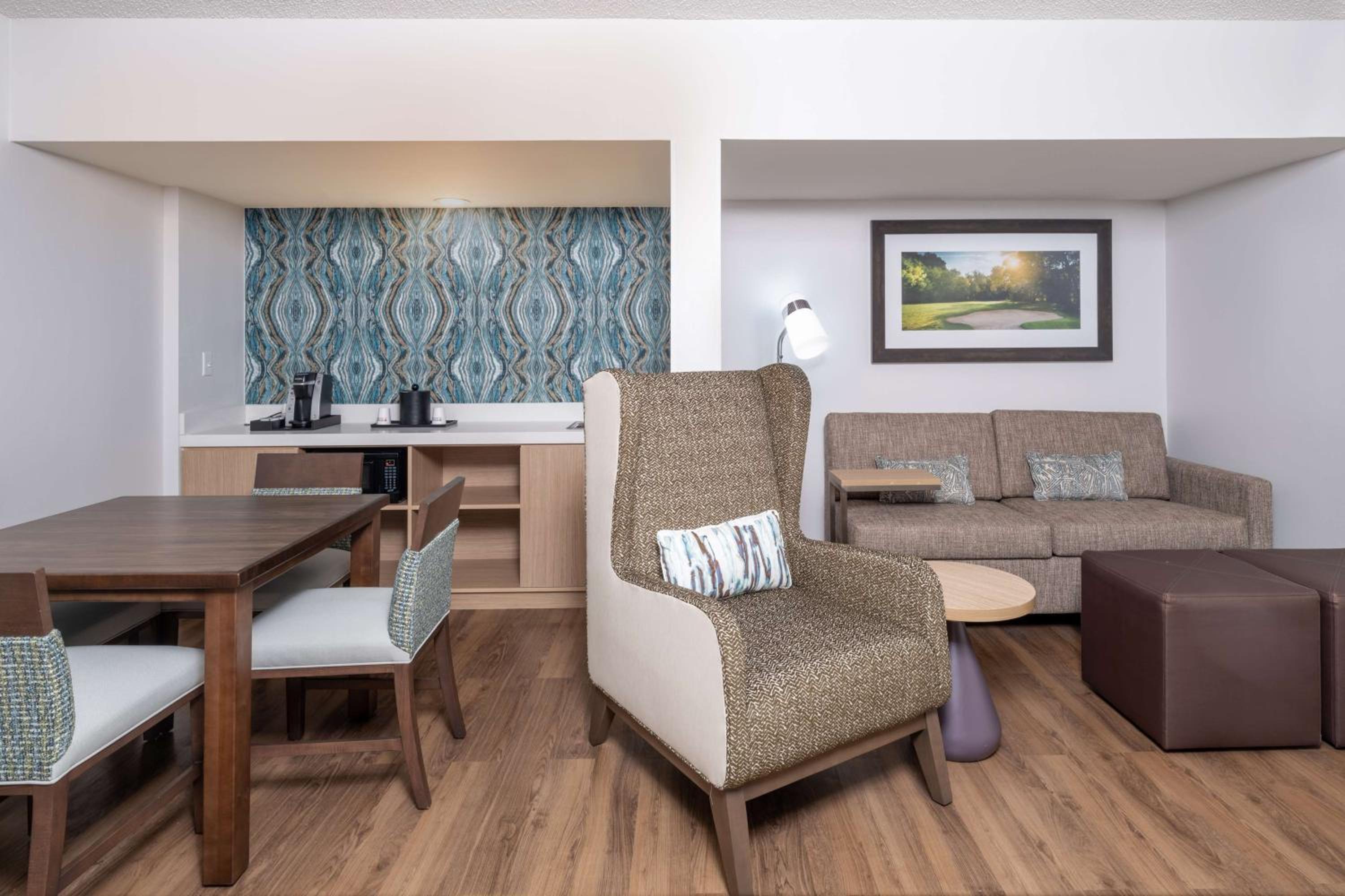 One-Bedroom Deluxe Queen Suite - Non-Smoking