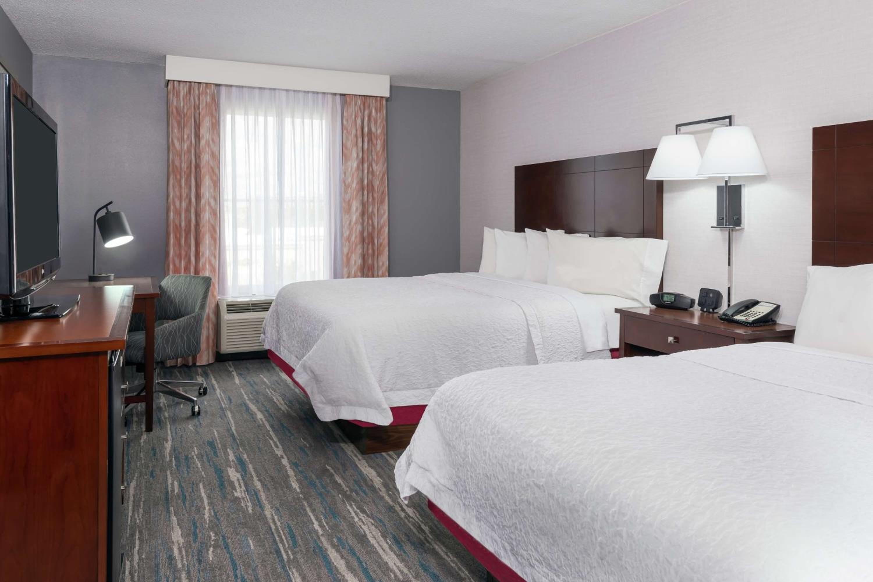 Queen Room with Two Queen Beds - Hearing Access/Non-Smoking photo 3