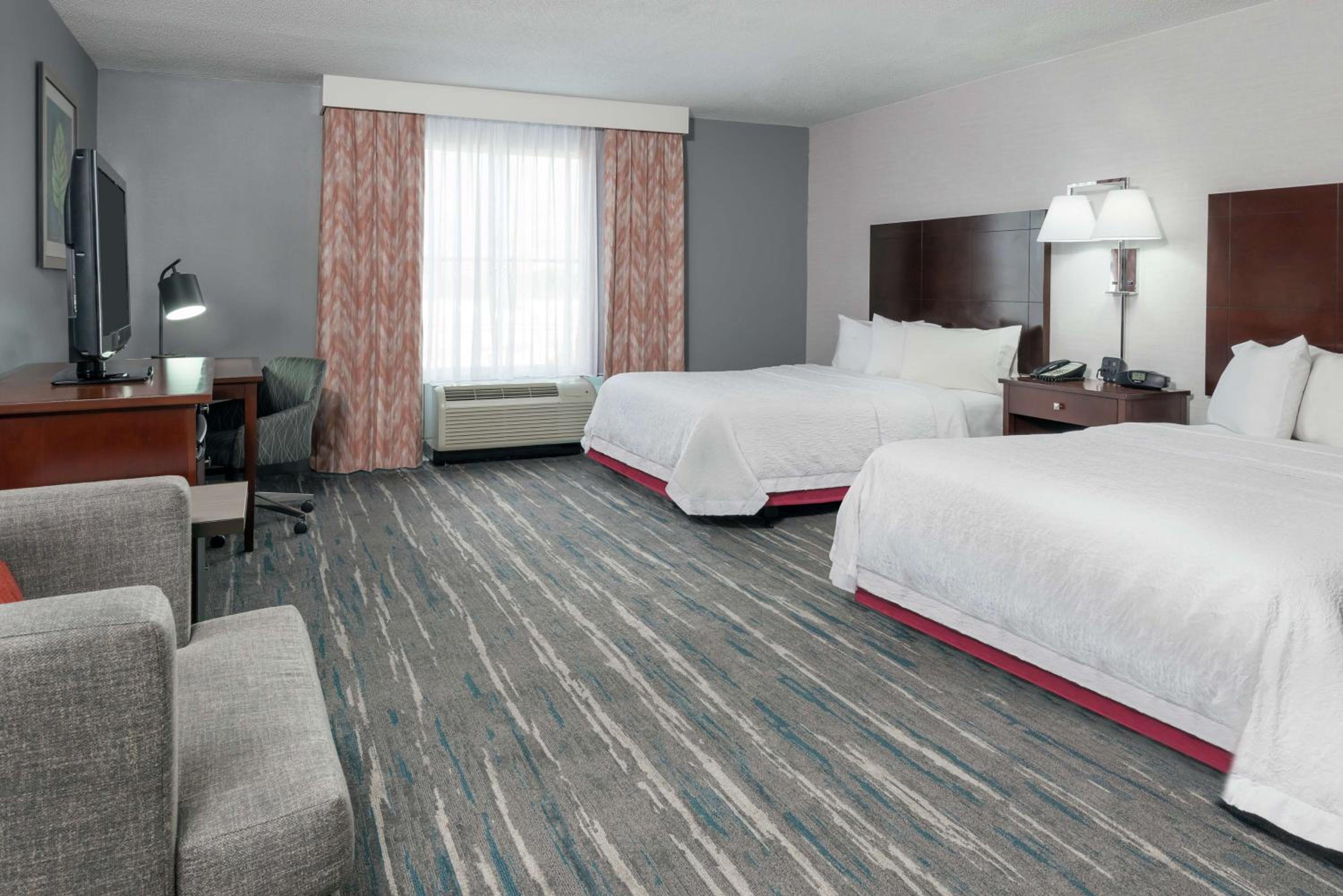 Queen Room with Two Queen Beds - Mobility Access/Non-Smoking photo 3
