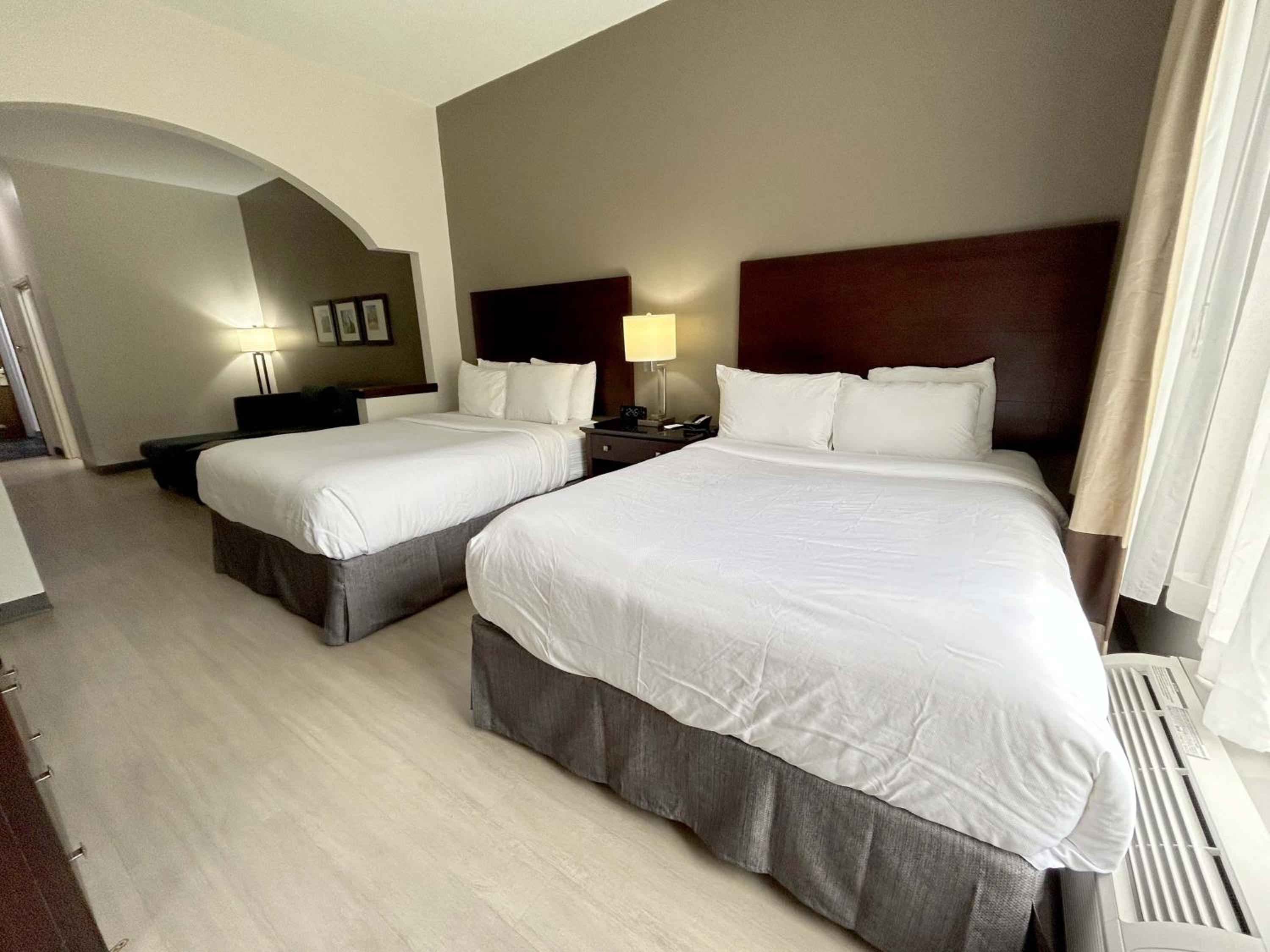 Queen Suite with Two Queen Beds - Non-Smoking - Photo 6
