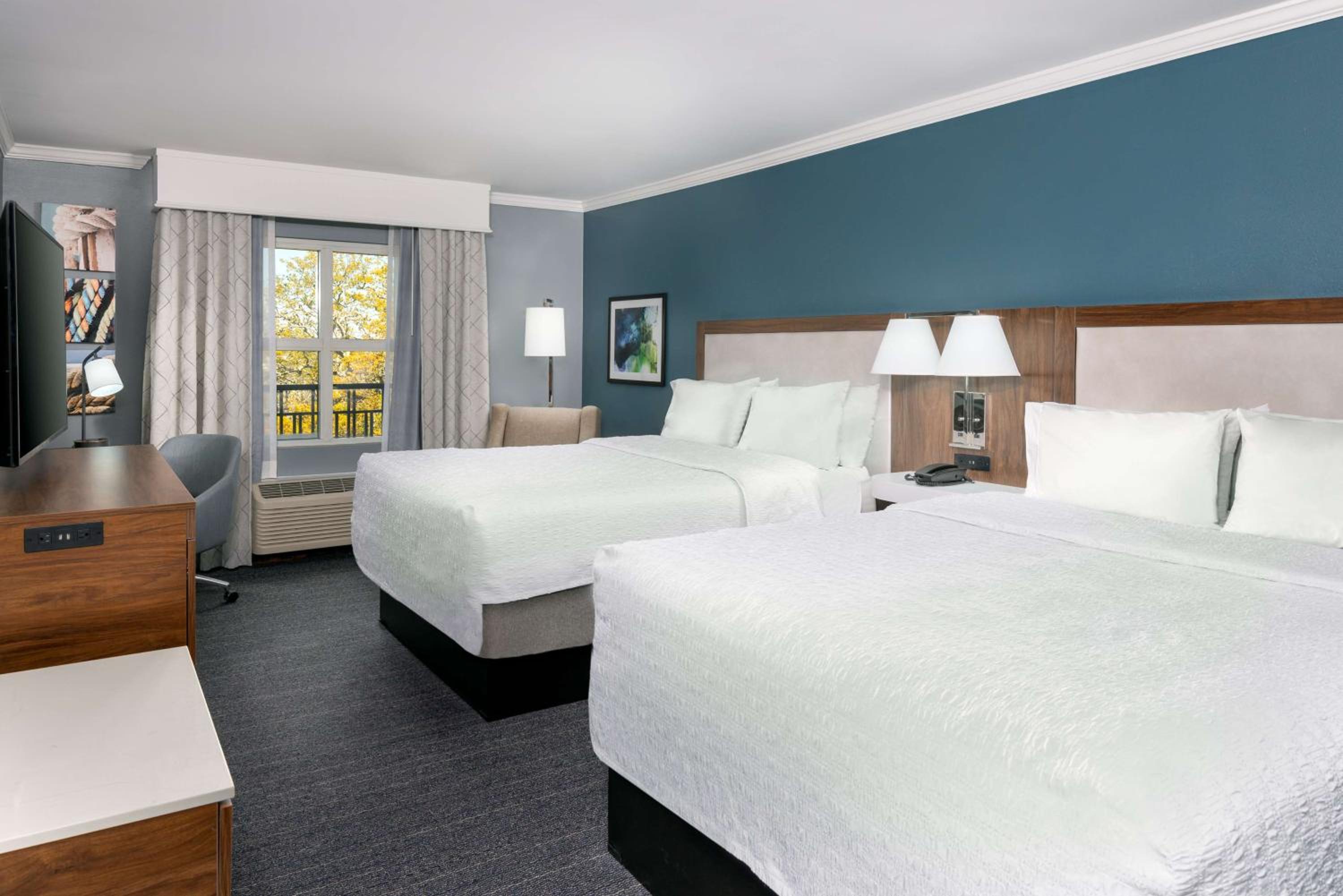 Queen Room with Two Queen Beds and View - Non-Smoking - Photo 1