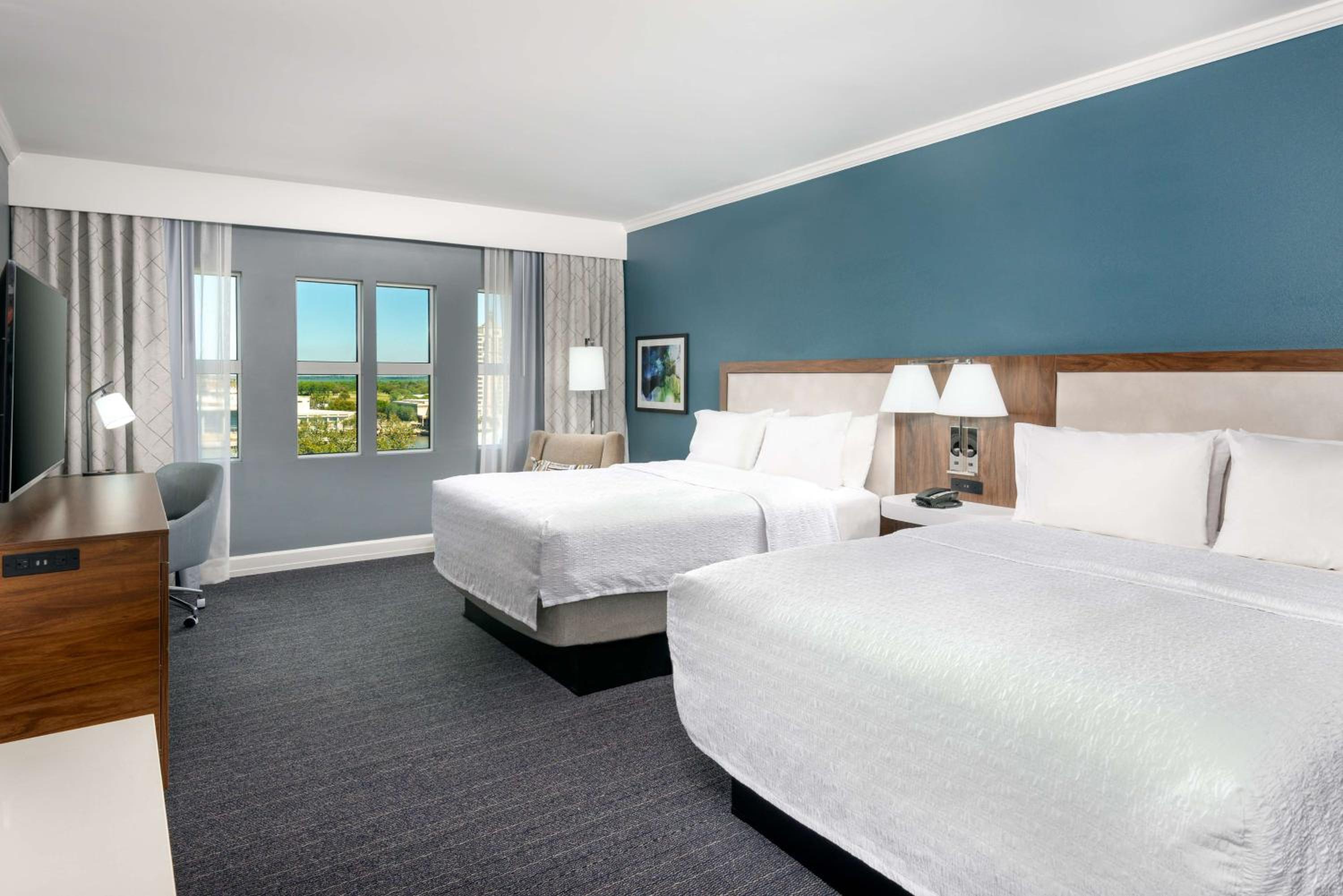 Queen Room with Two Queen Beds with River View - Non-Smoking - Photo 4