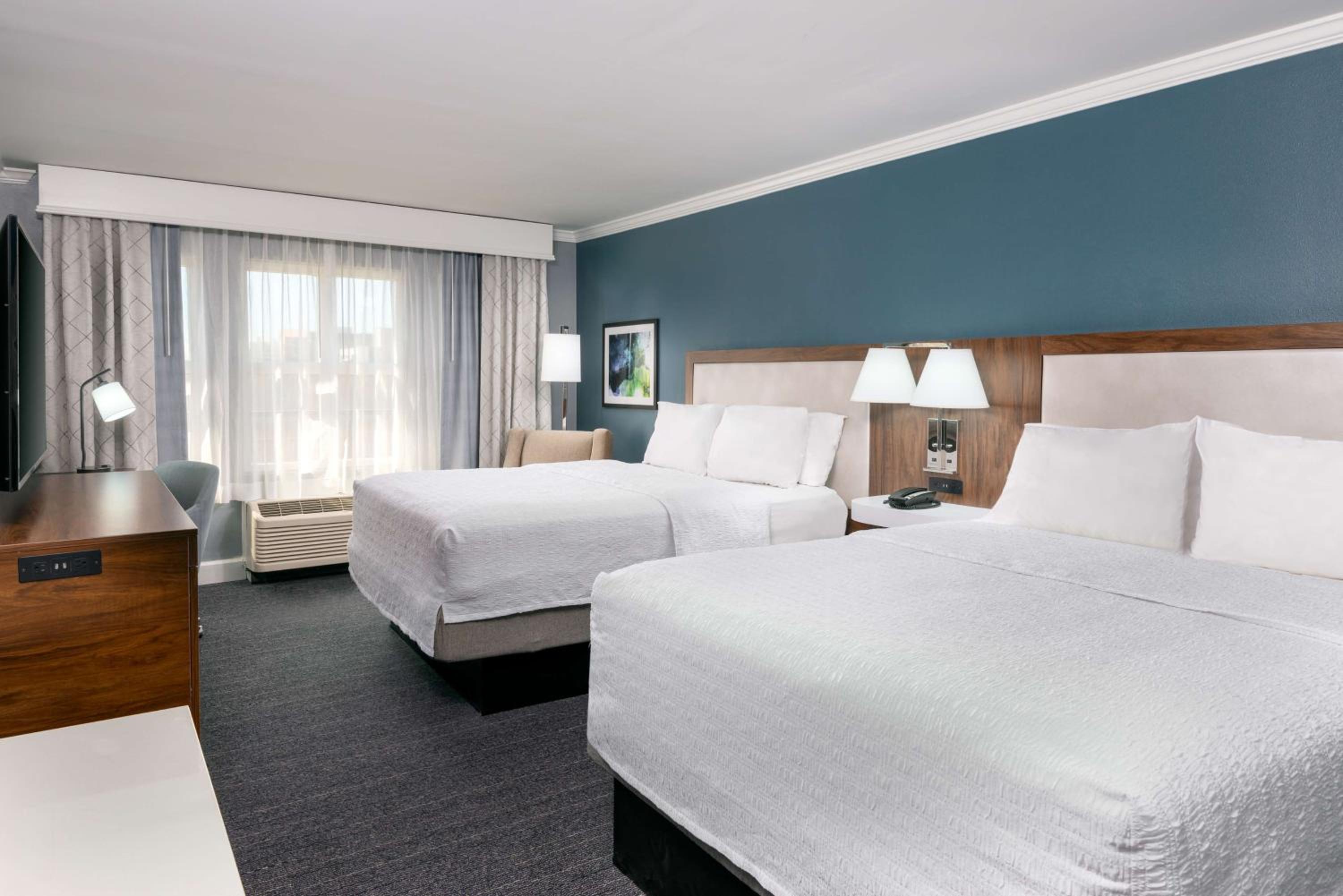 Room with Two Queen Beds - Non-Smoking - Photo 2
