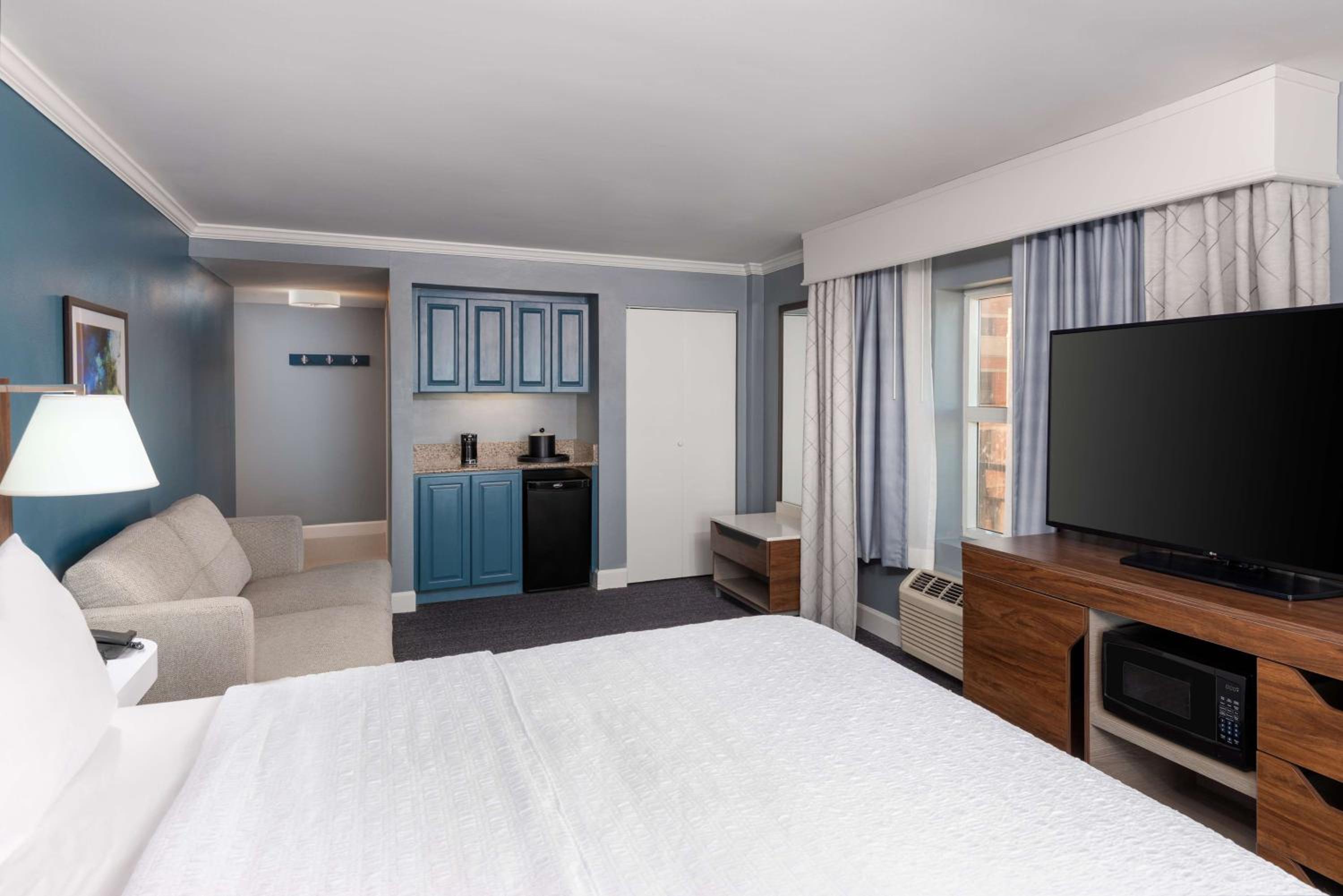 Deluxe King Room with Sofa Bed and View - Non-Smoking - Photo 3