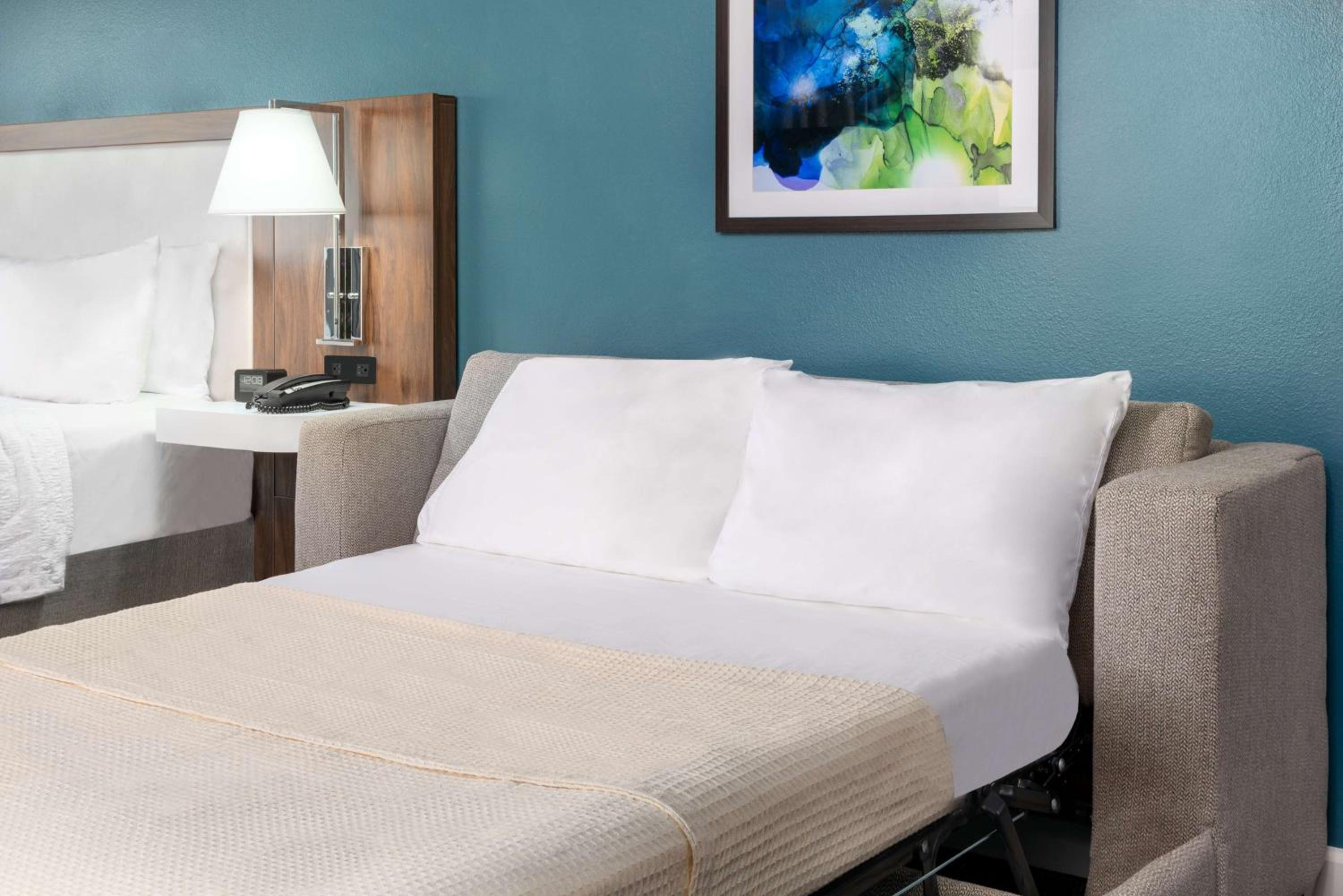 Deluxe King Room with Sofa Bed and View - Non-Smoking - Photo 4