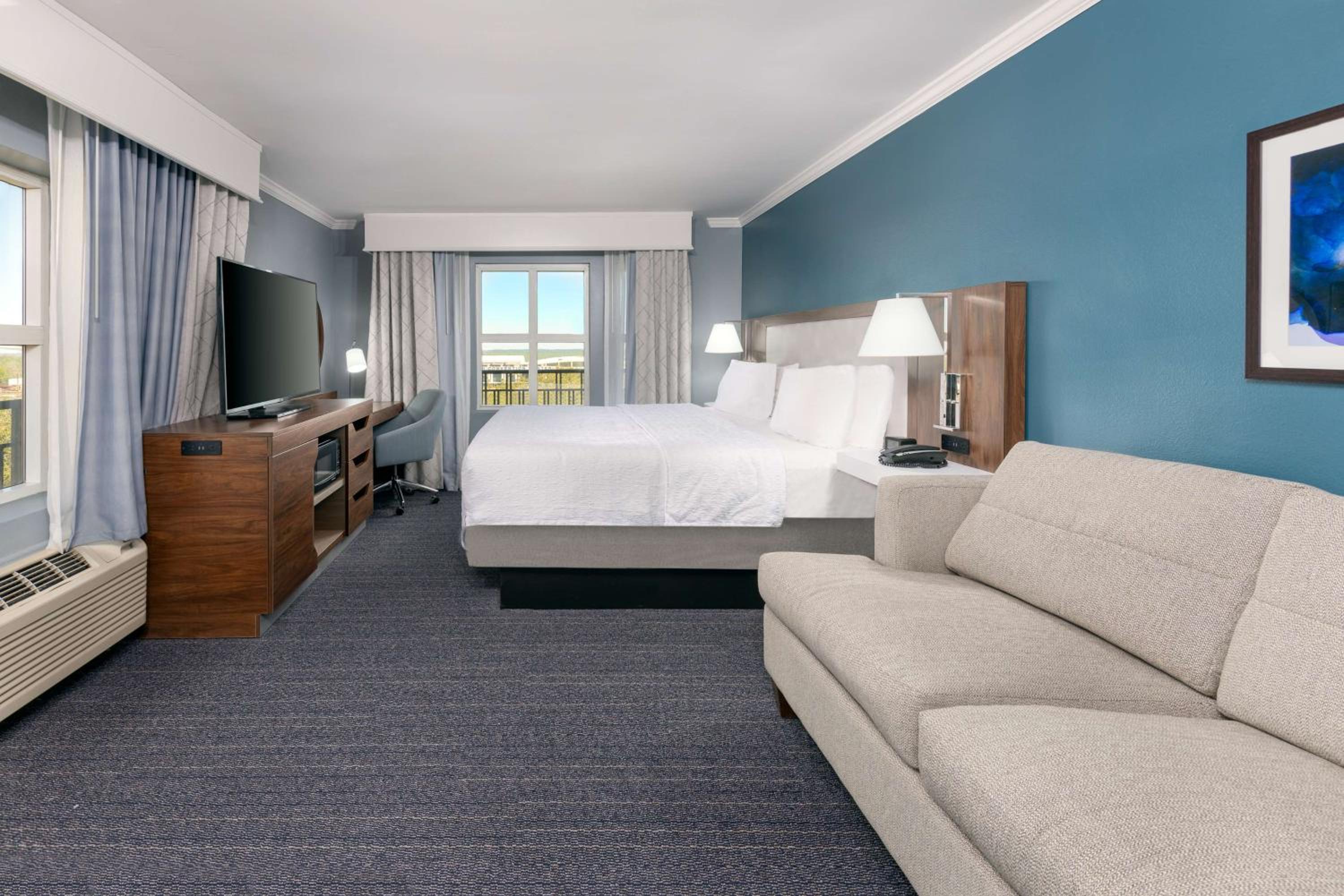 Deluxe King Room with Sofa Bed and View - Non-Smoking - Photo 2