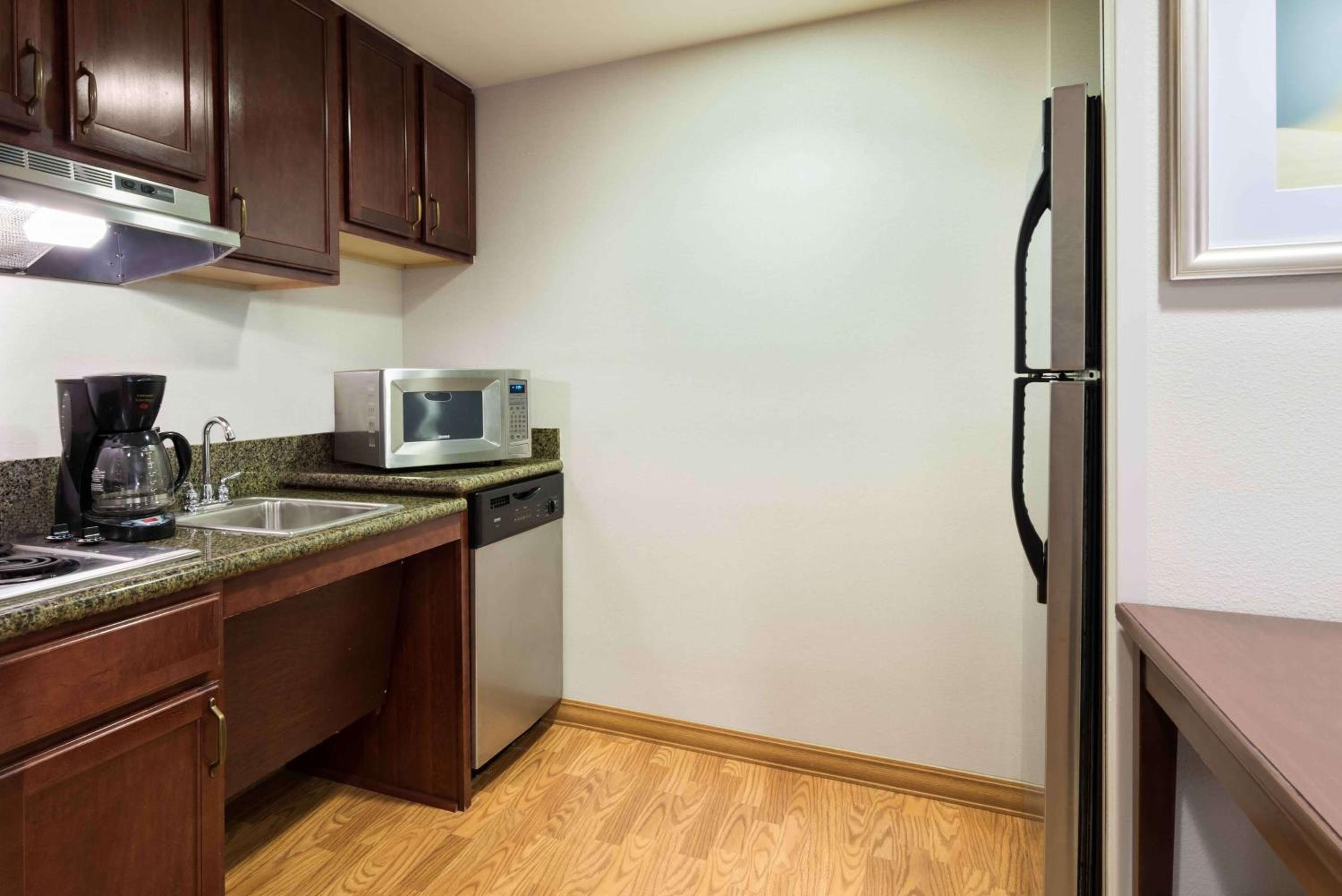 Two-Bedroom Suite with Four Queen Beds - Non-Smoking - Photo 2