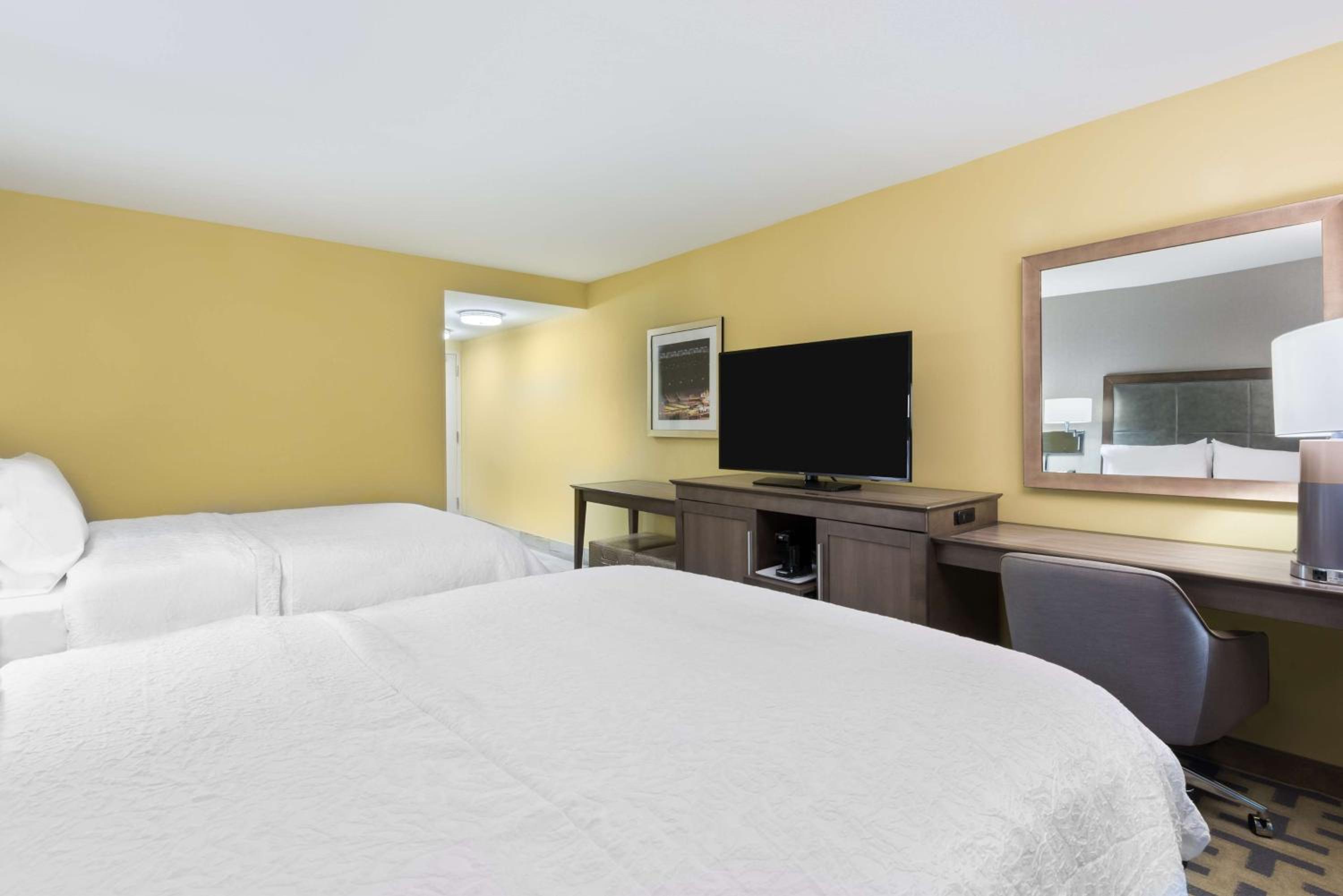 Queen Room with Two Queen Beds - Hearing Access/Non-Smoking photo 2