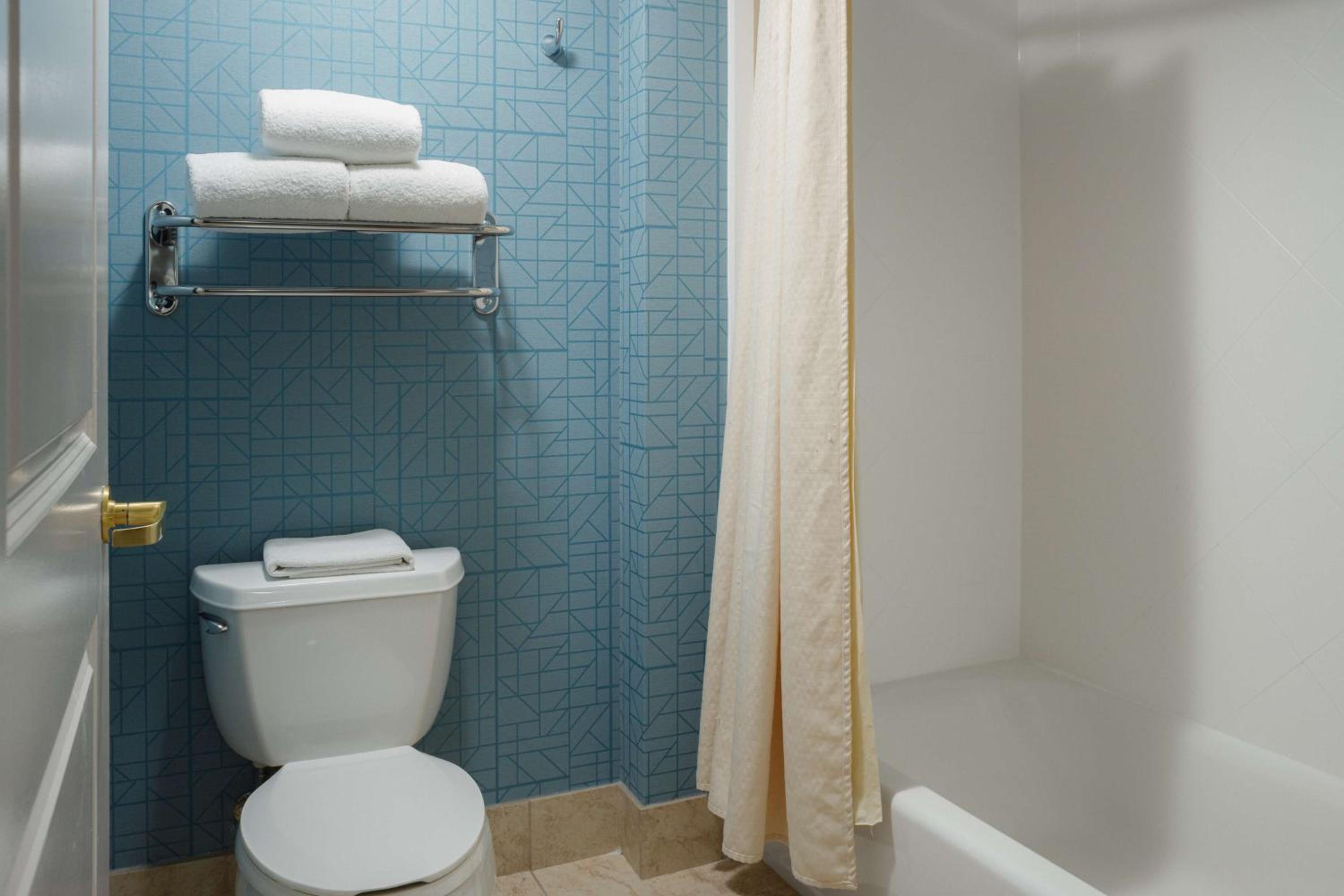 Two Bedroom Suite with One King and Two Queen Beds - Non-Smoking - Photo 5
