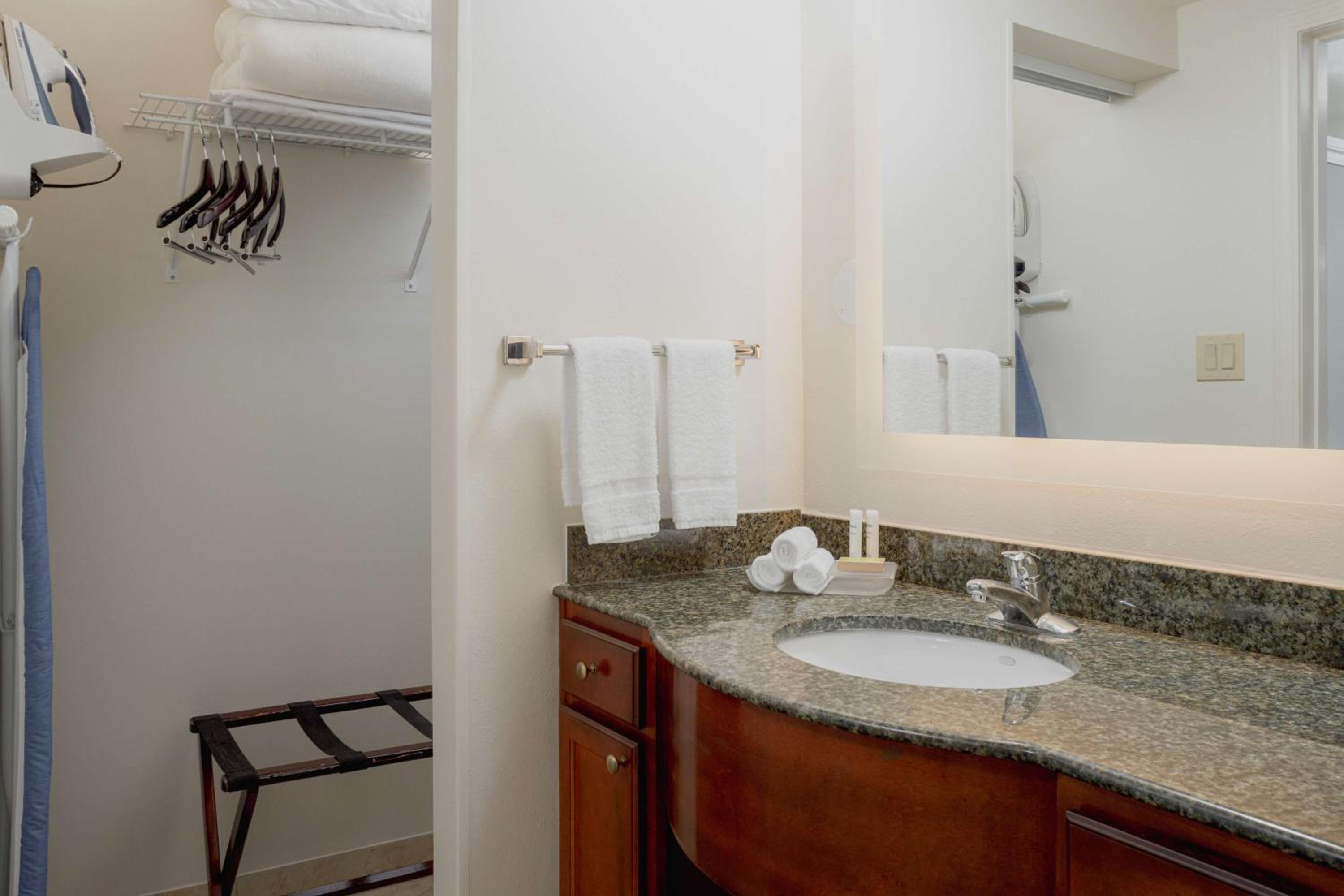 One-Bedroom King Suite - Non-Smoking - Photo 6