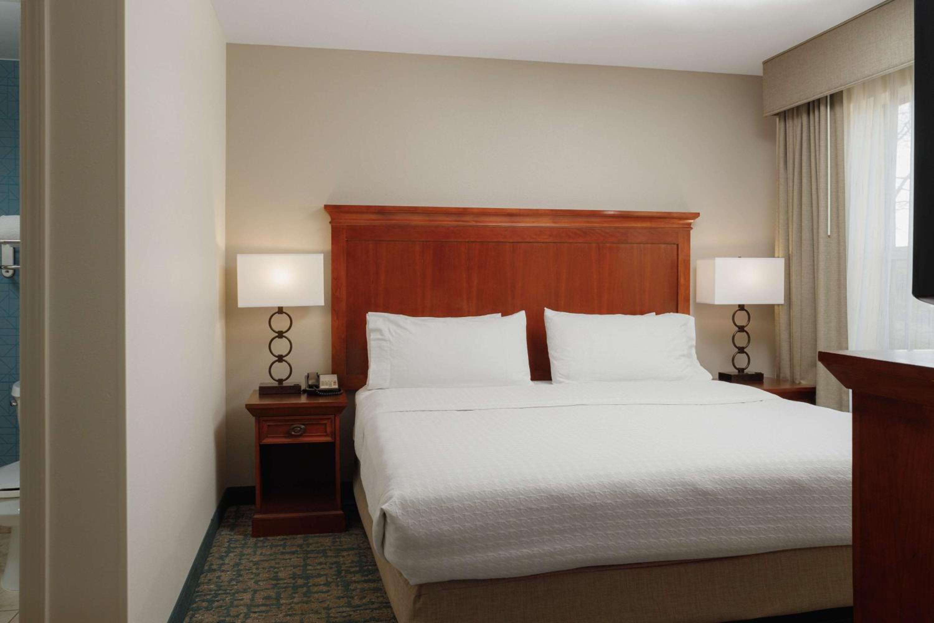 Two Bedroom Suite with One King and Two Queen Beds - Non-Smoking - Photo 2