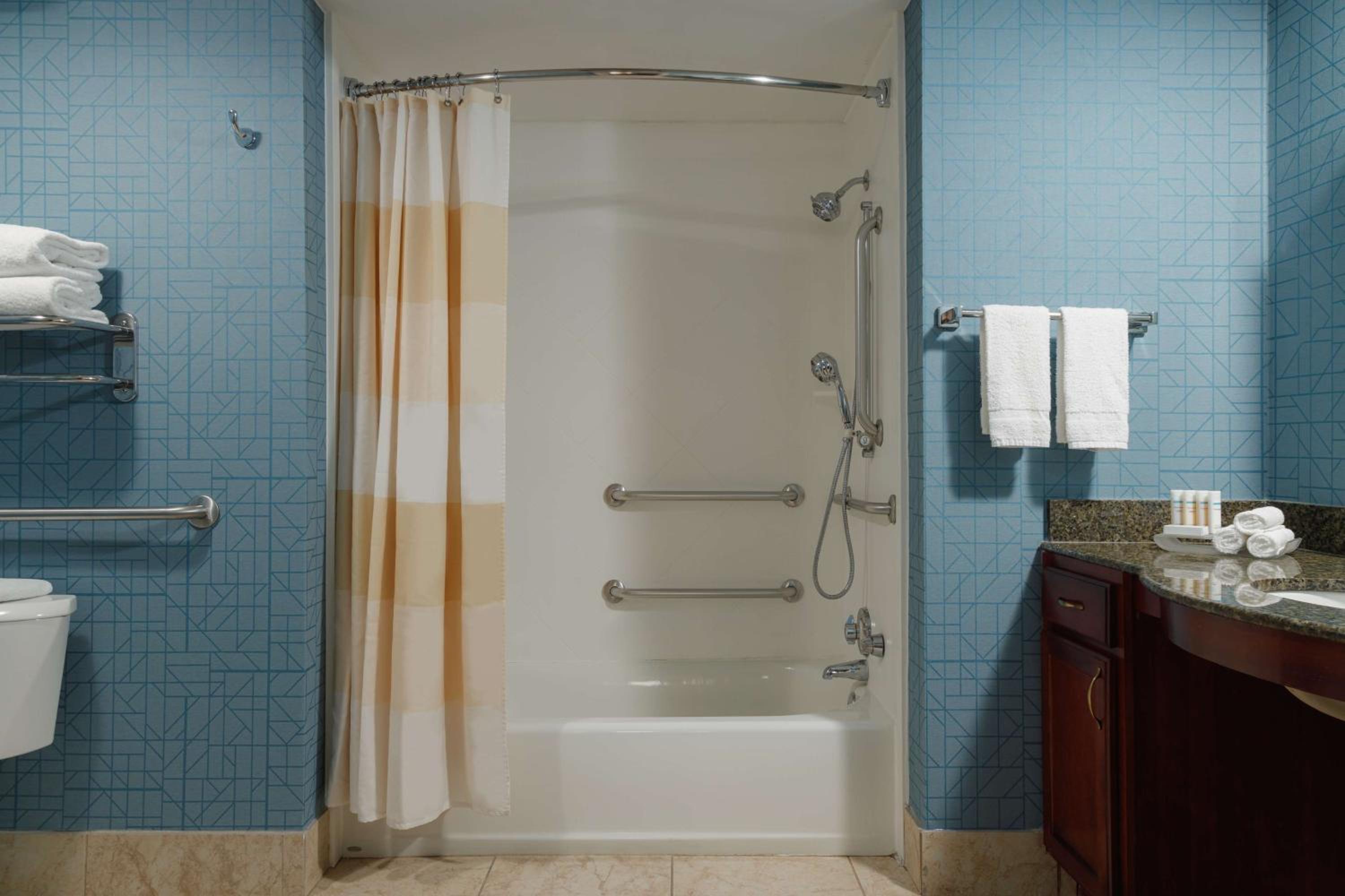 King Suite with Accessible Tub - Mobility and Hearing Access/Non-Smoking - Photo 2