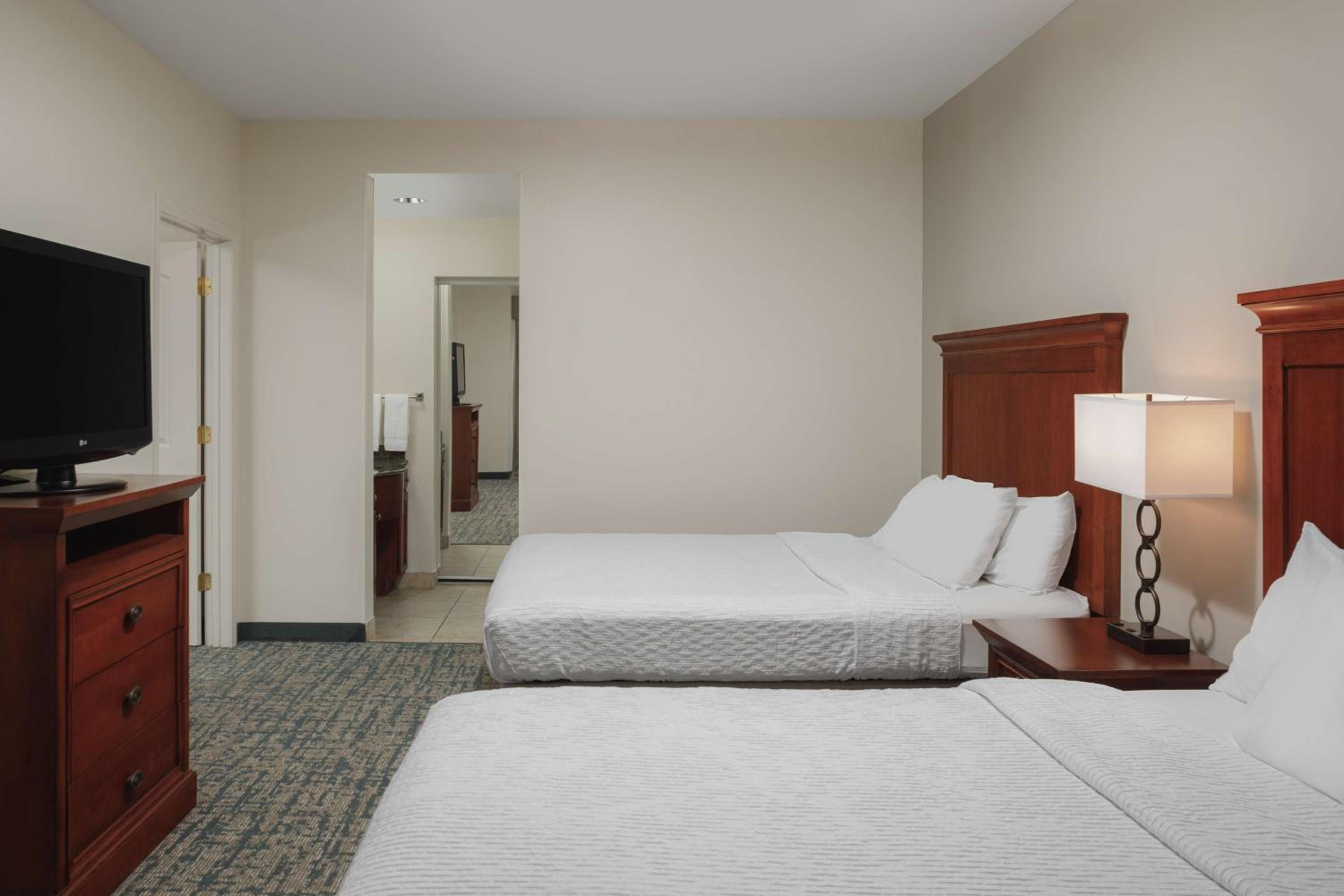 One-Bedroom Queen Suite with Two Queen Beds - Non-Smoking - Photo 3