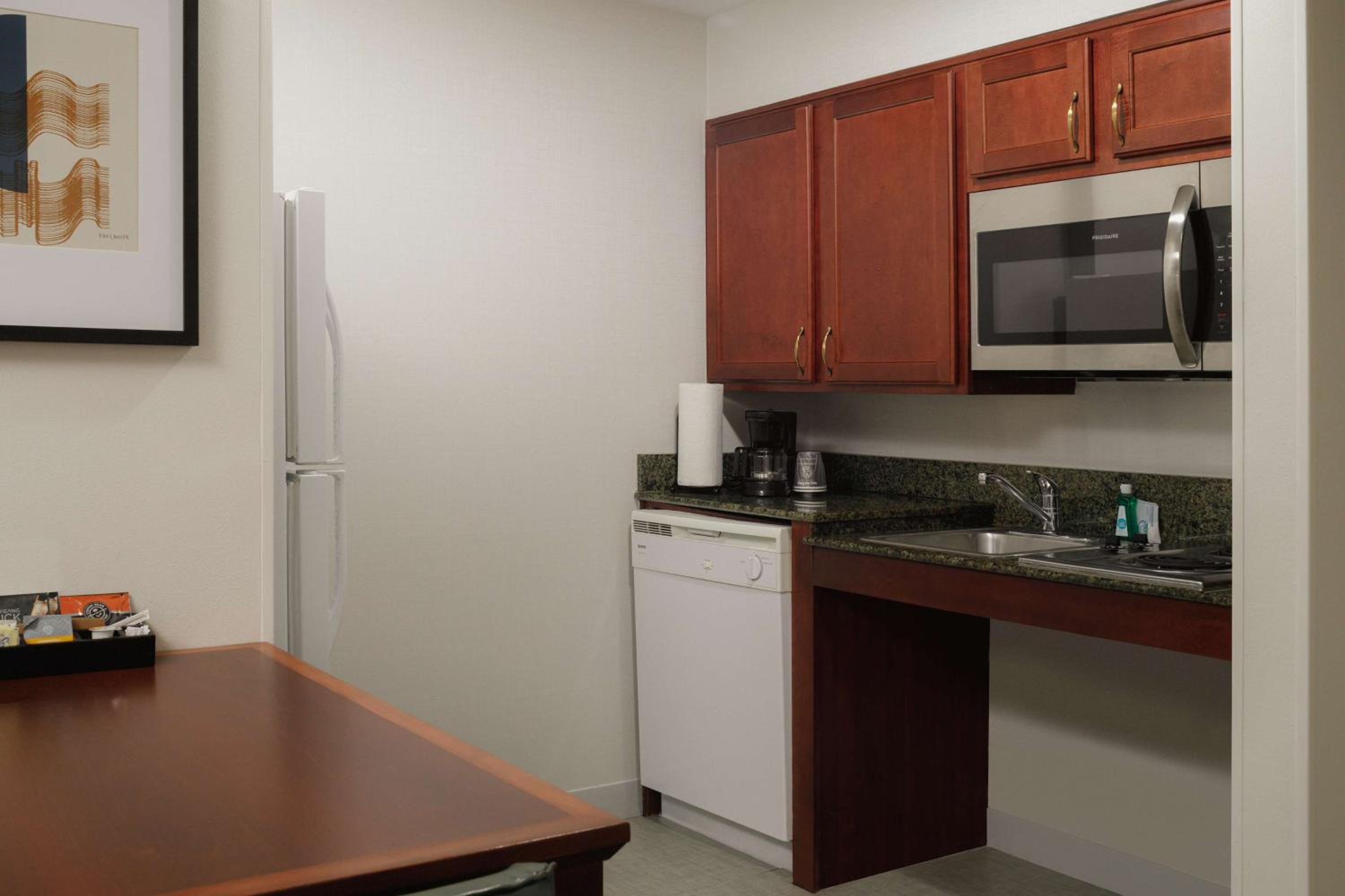 King Suite with Accessible Tub - Mobility and Hearing Access/Non-Smoking - Photo 5