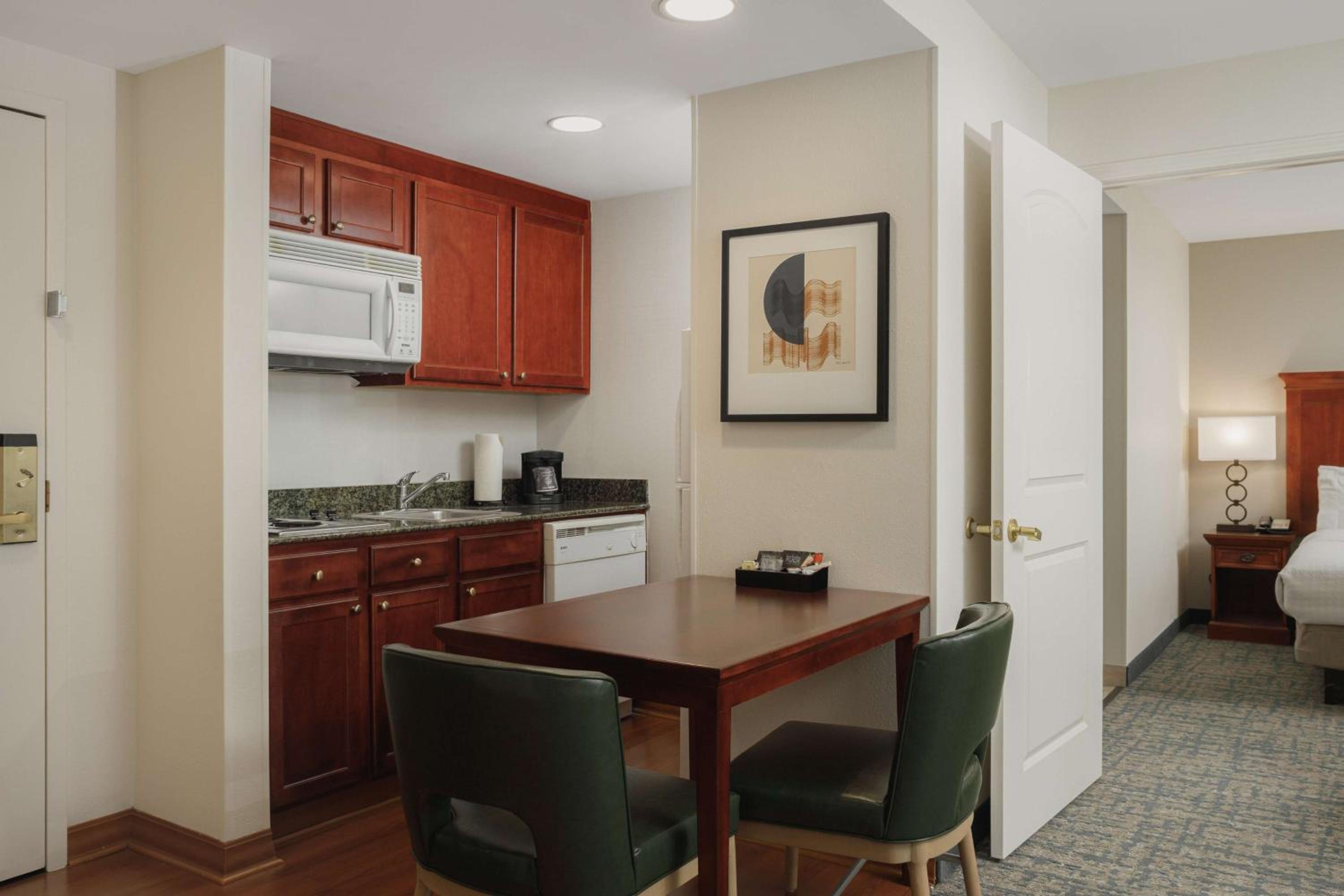 Two Bedroom Suite with One King and Two Queen Beds - Non-Smoking - Photo 3