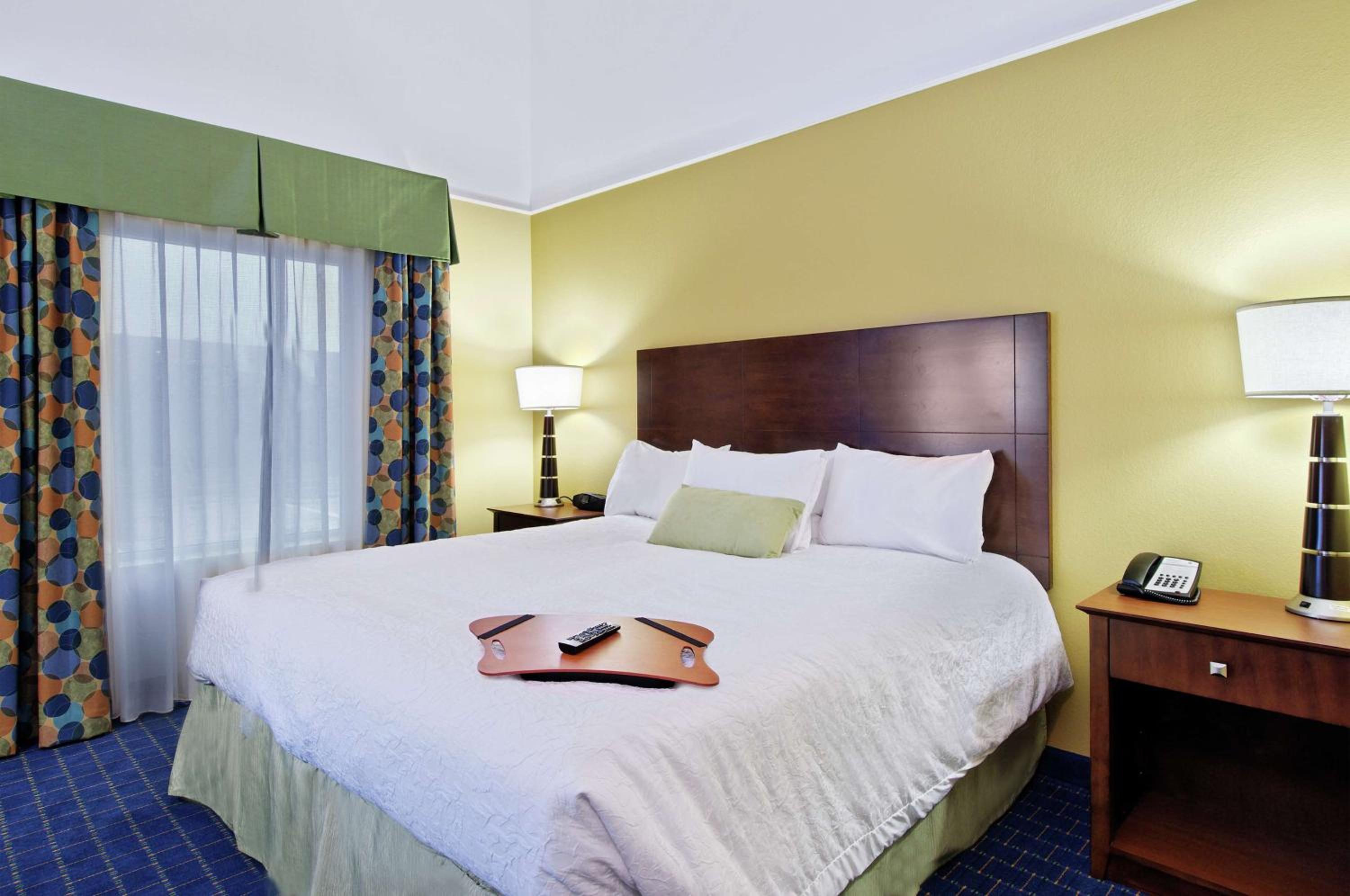 King Room with King Bed - Non-Smoking - Photo 2