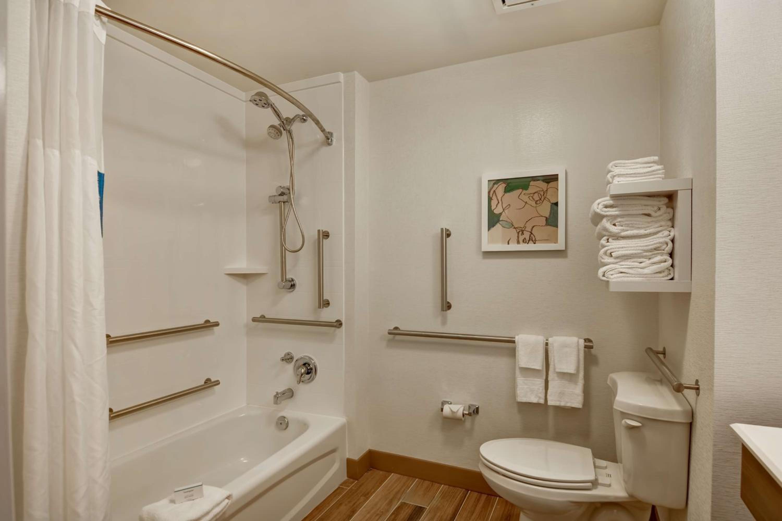 King Room with Accessible Tub - Mobility and Hearing Access/Non-Smoking - Photo 2