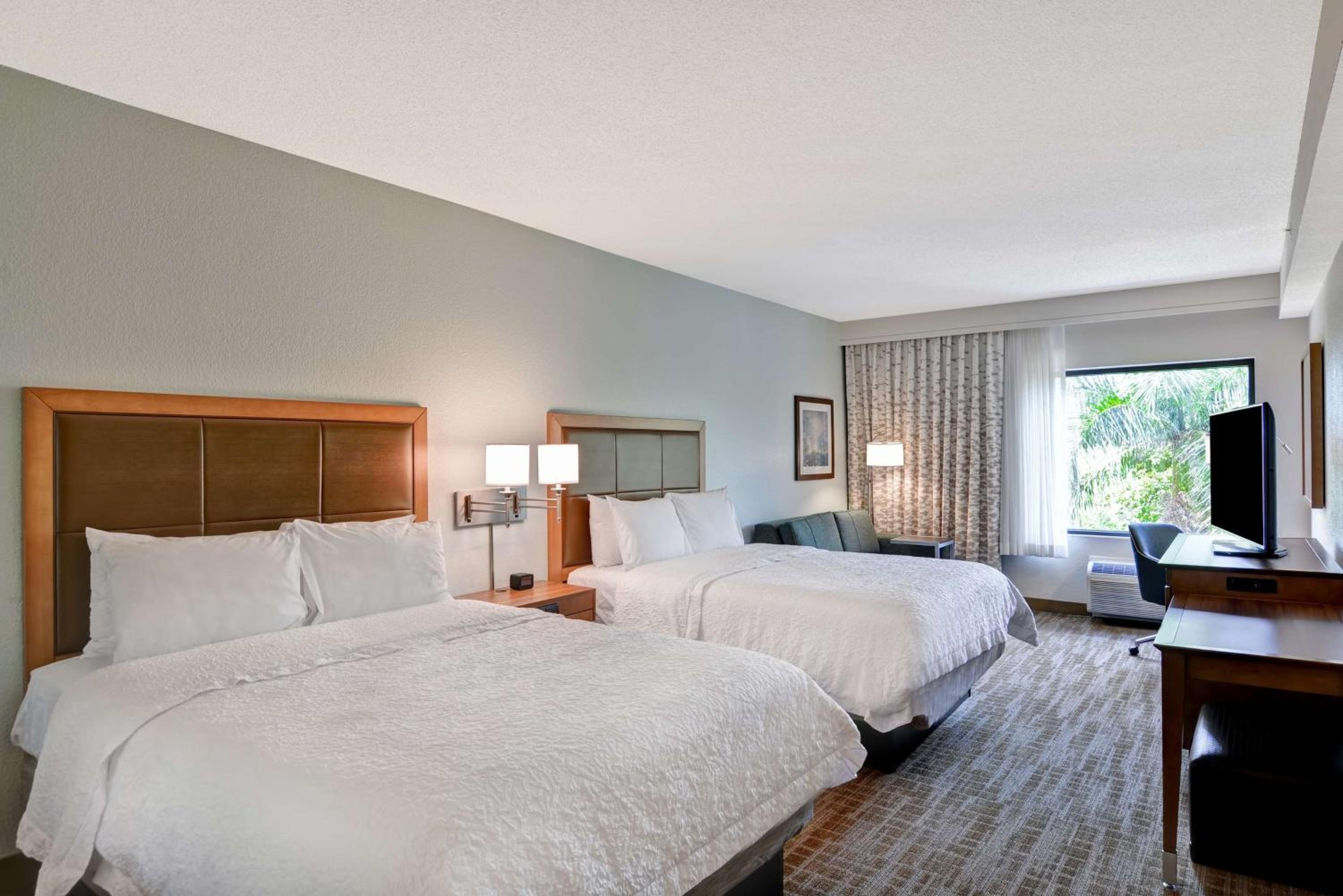 Queen Room with Two Queen Beds and Sofa Bed - Non-Smoking - Photo 2