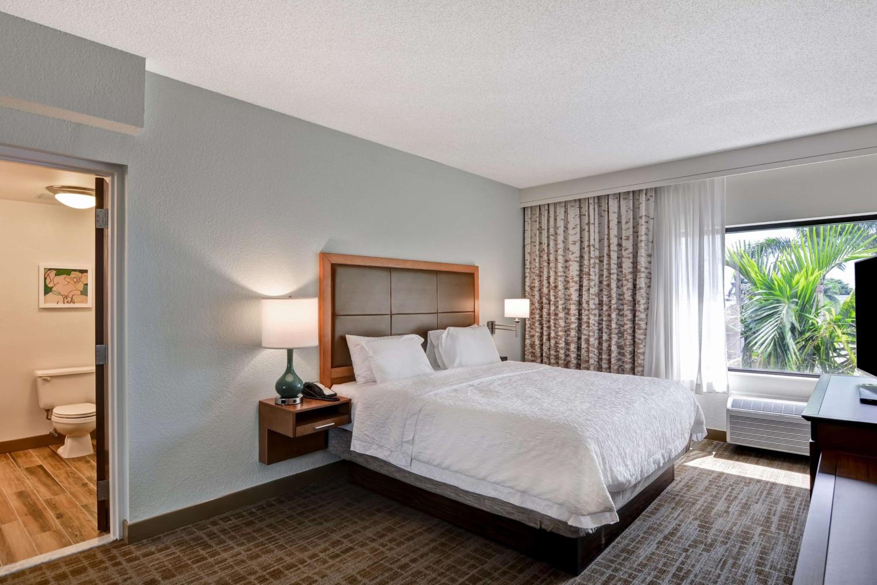 One-Bedroom King Suite with Sofa Bed - Non-Smoking - Photo 2