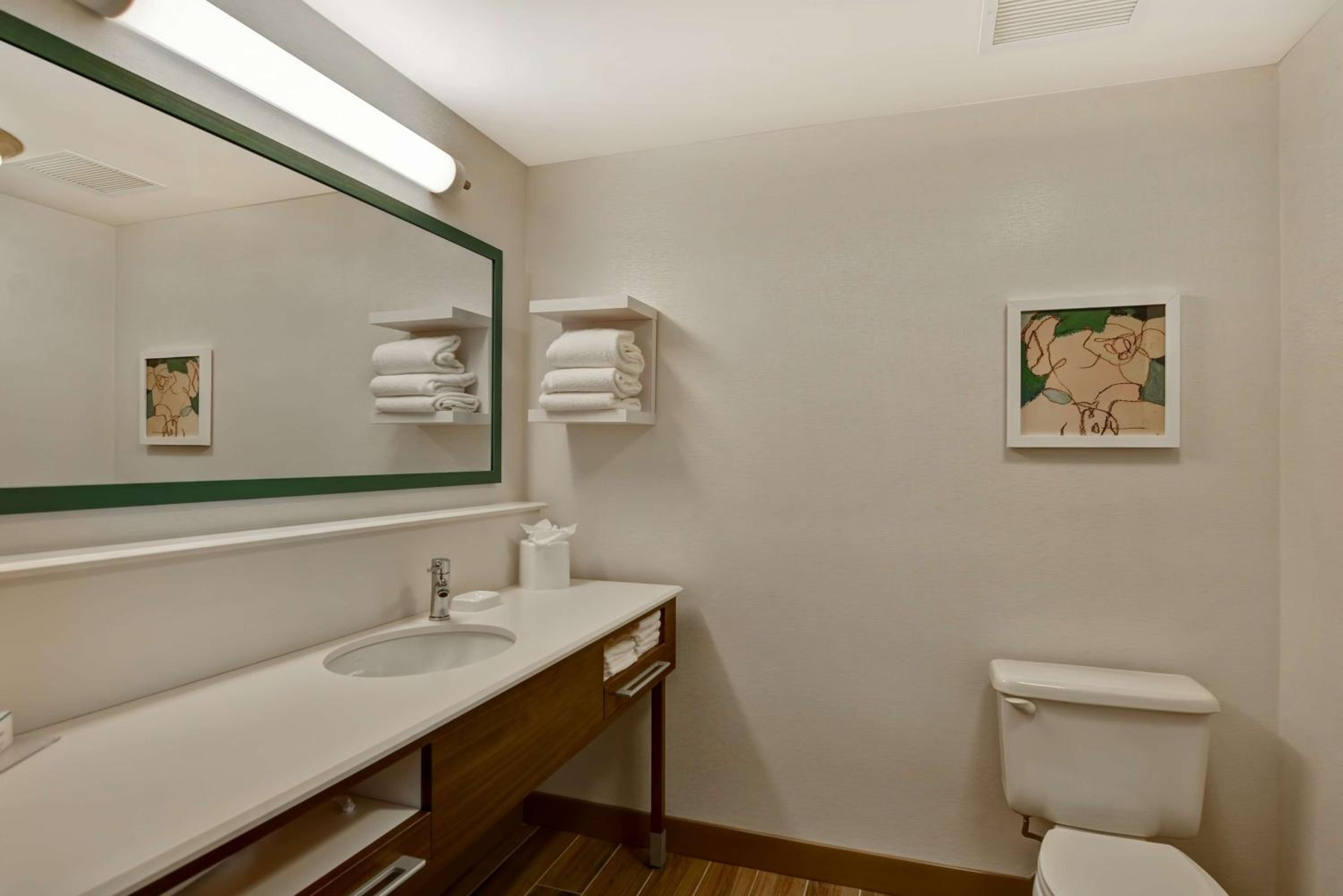 One-Bedroom King Suite with Sofa Bed - Non-Smoking - Photo 3