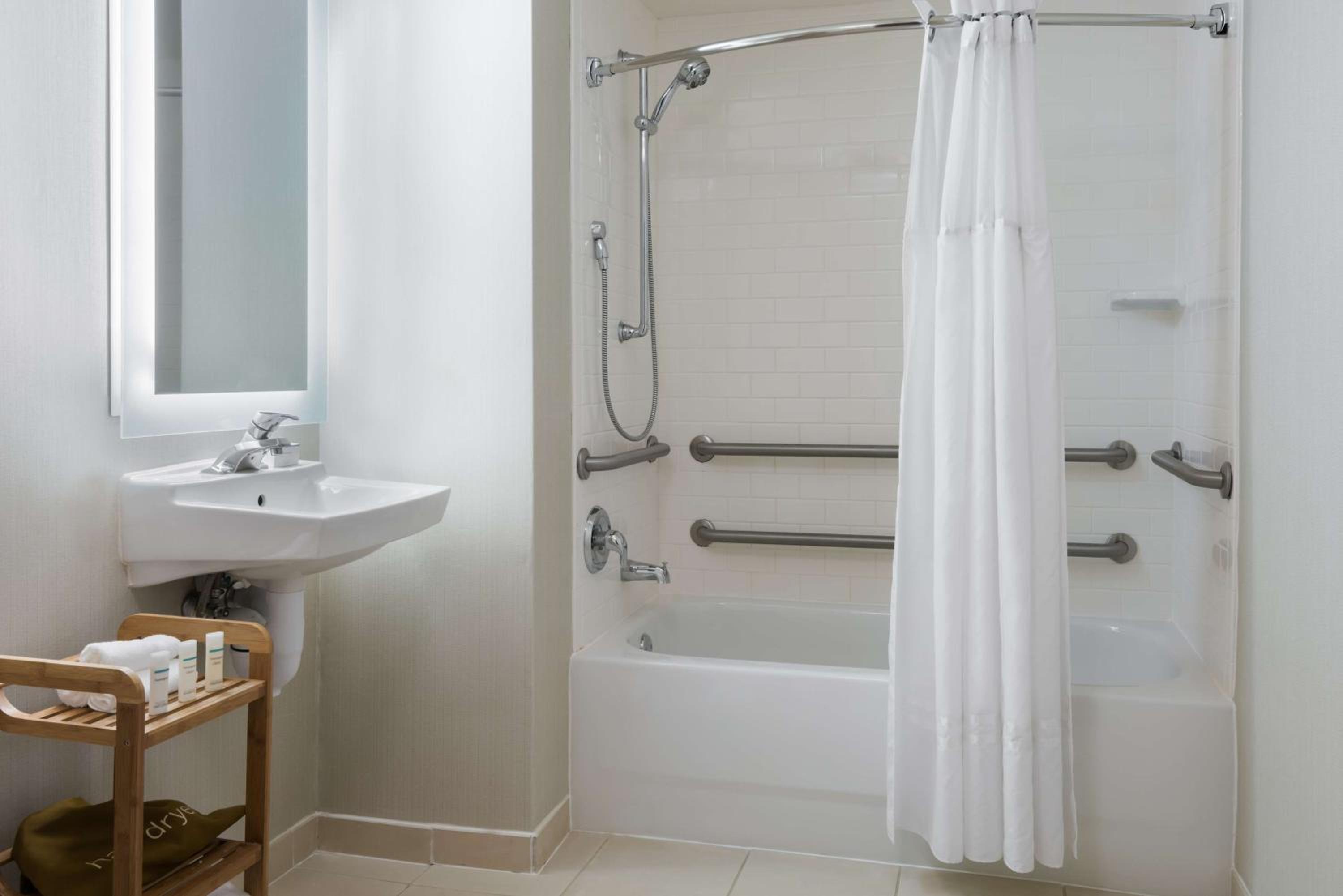 Queen Suite - Mobility and Hearing Access/Non-Smoking - Photo 2