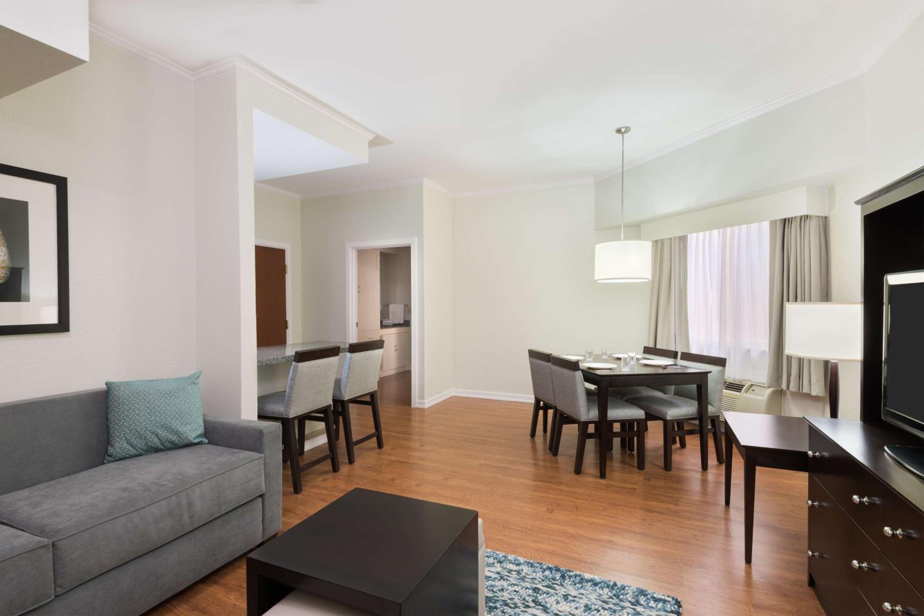 One-Bedroom Queen Suite - Non-Smoking