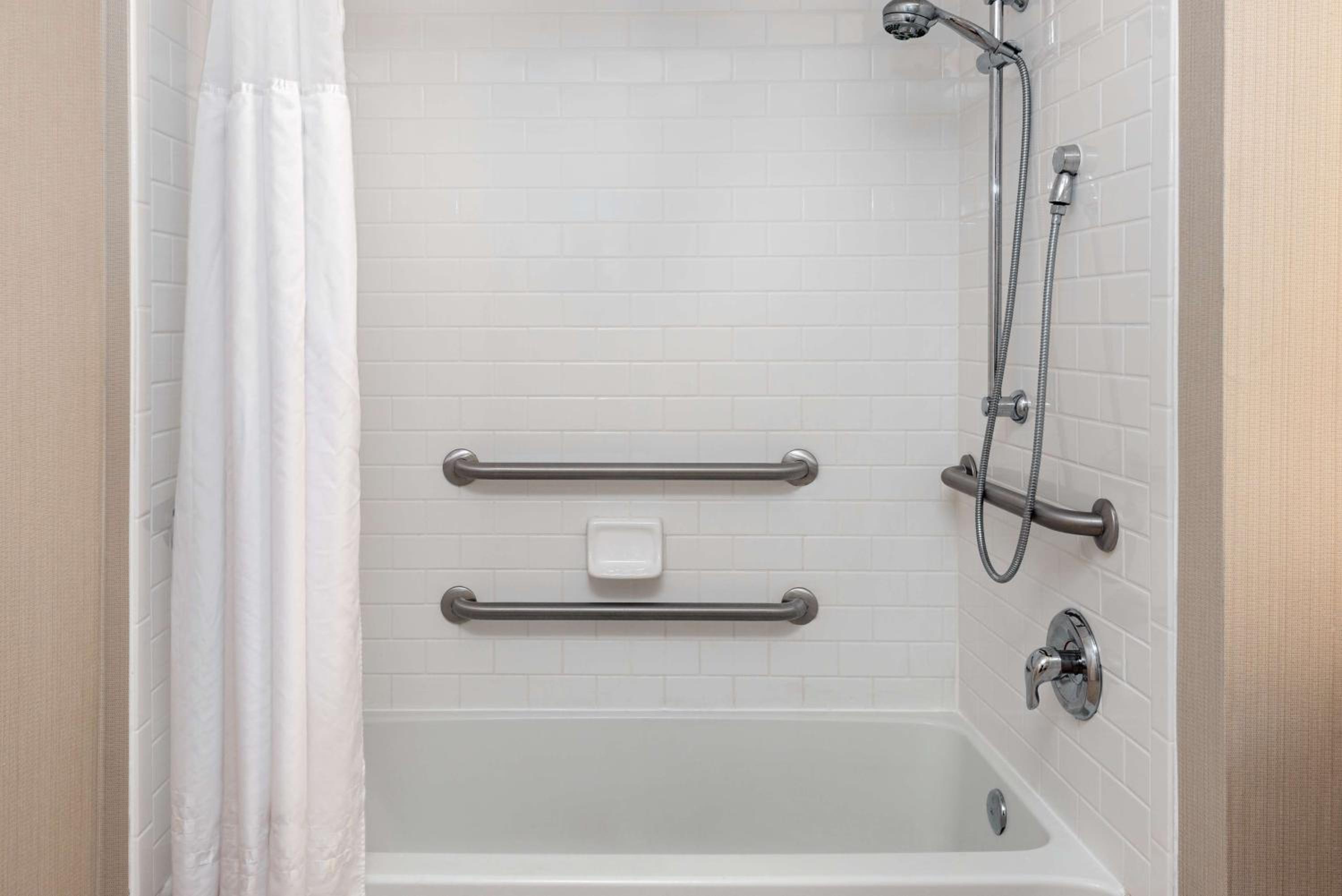 Queen Suite - Mobility and Hearing Access/Non-Smoking - Photo 4