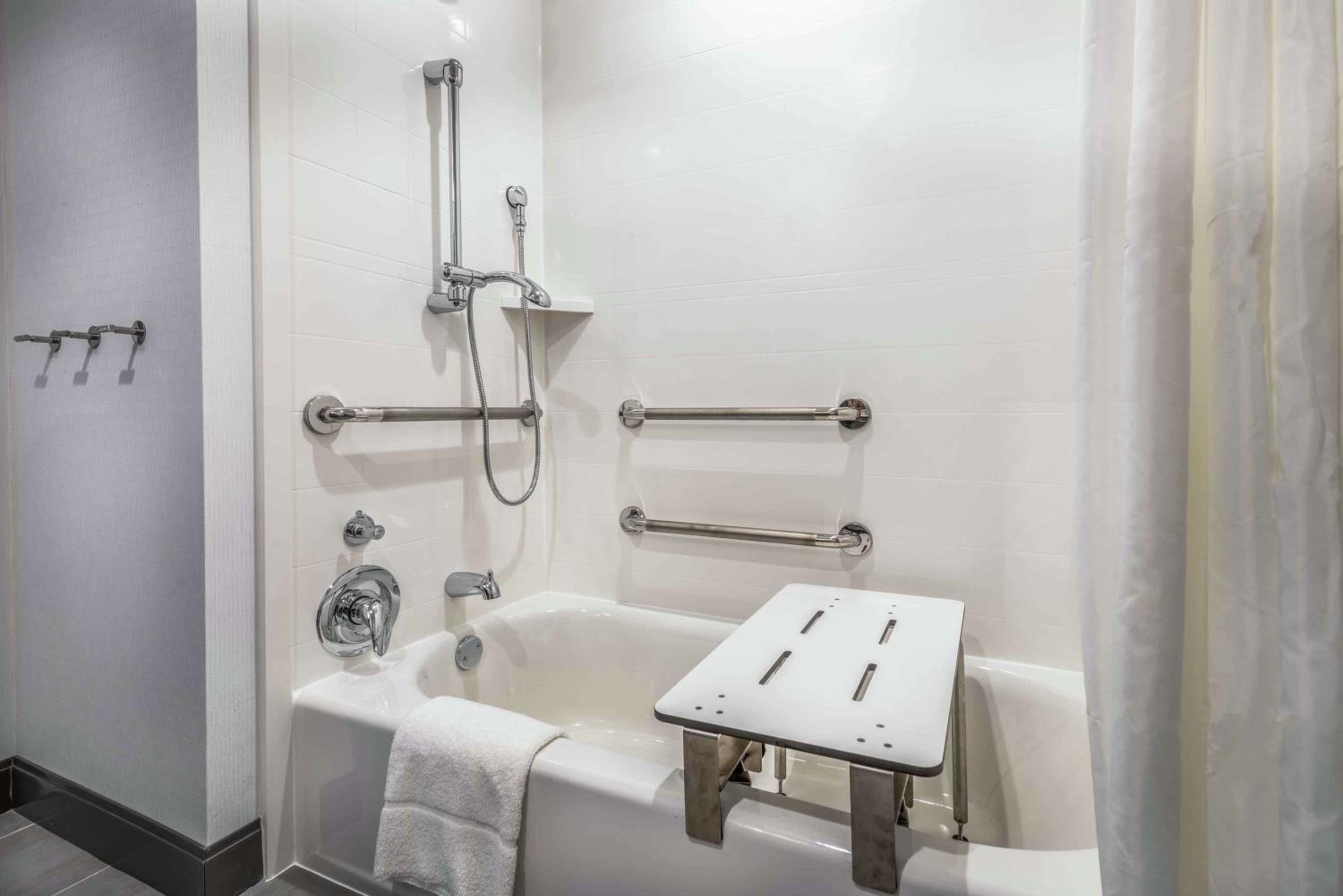 Queen Room with Two Queen Beds - Mobility Access/Non-Smoking photo 2