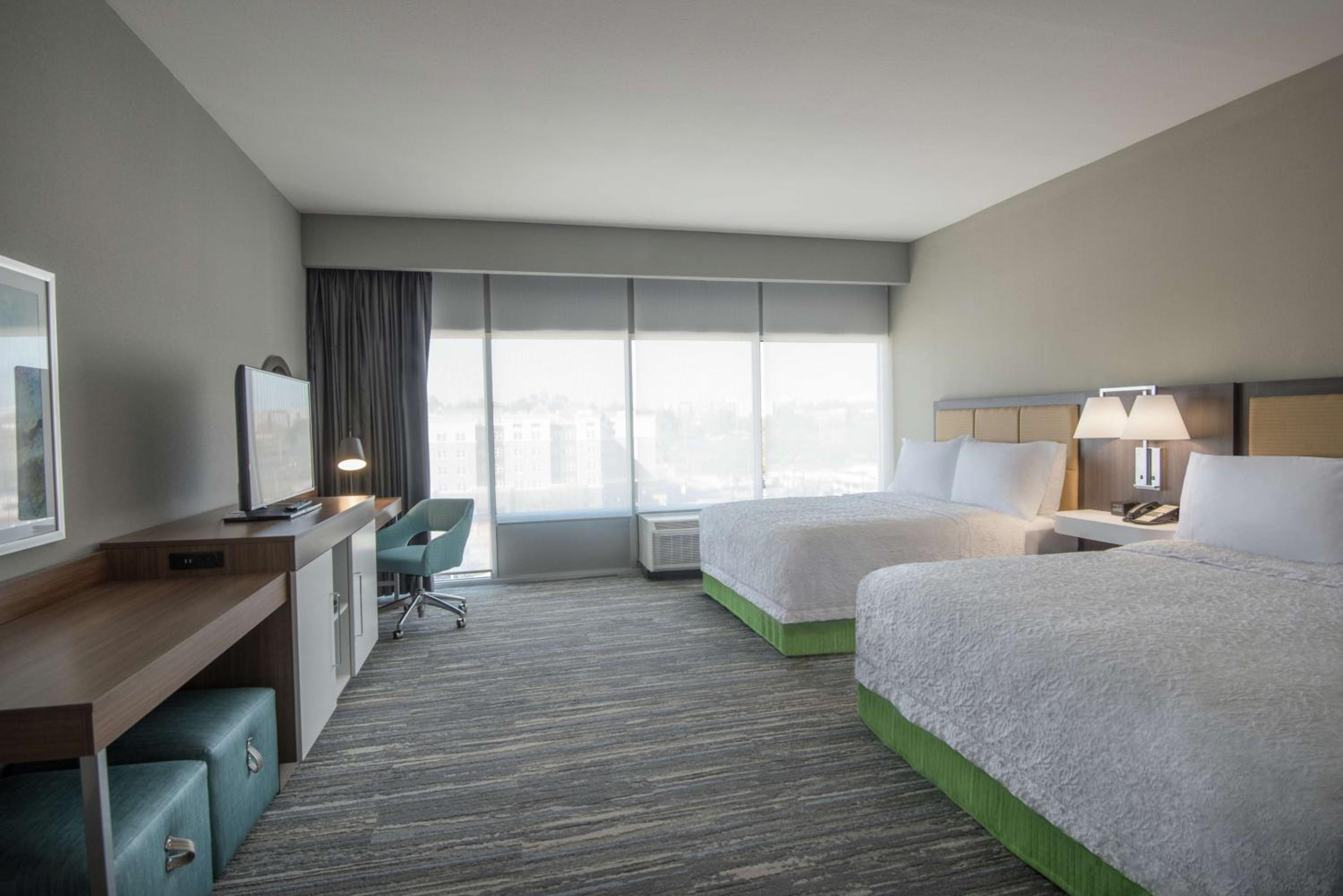 Queen Room with Two Queen Beds - Mobility Access/Non-Smoking photo 3