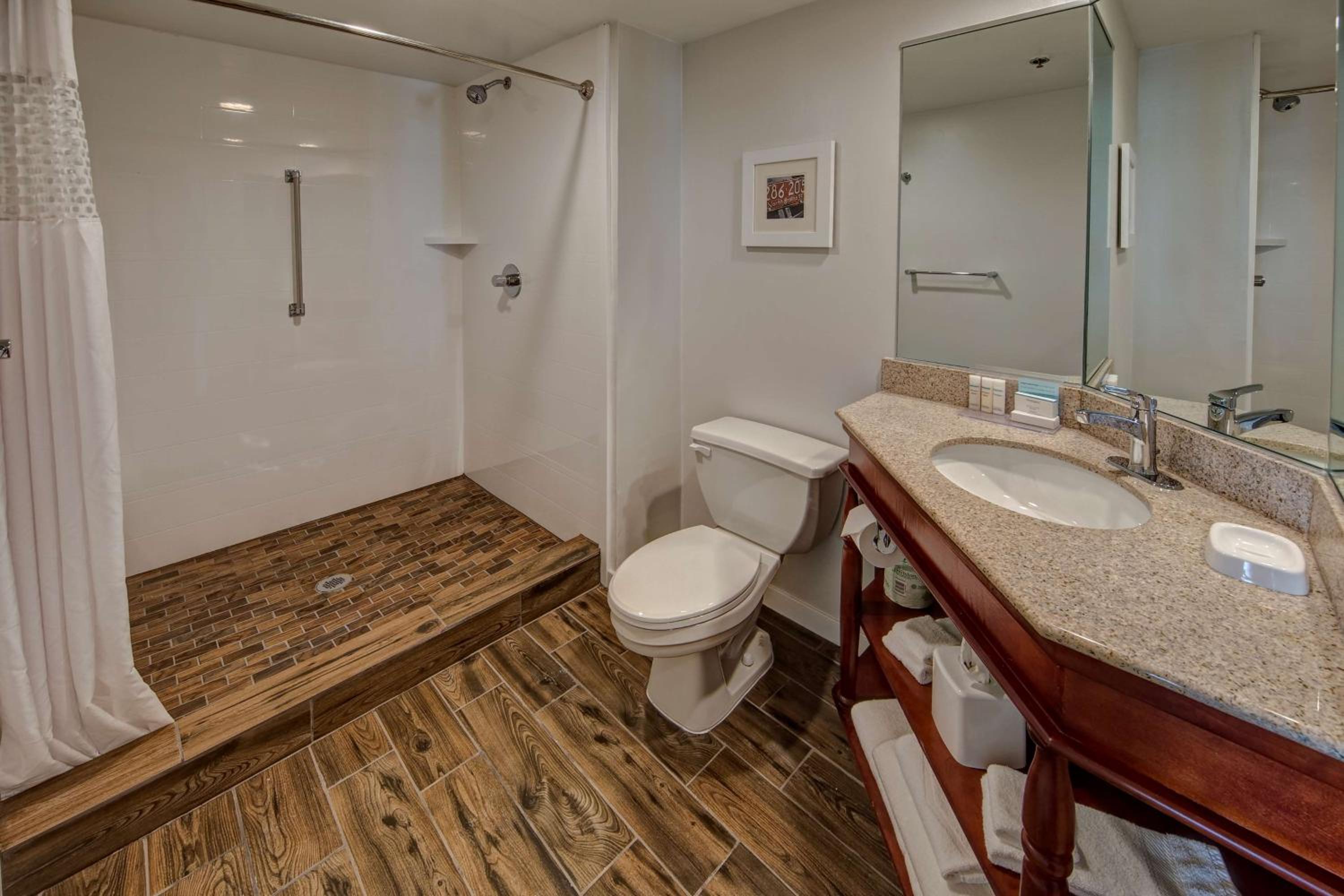 King Room - Non-Smoking - Photo 2