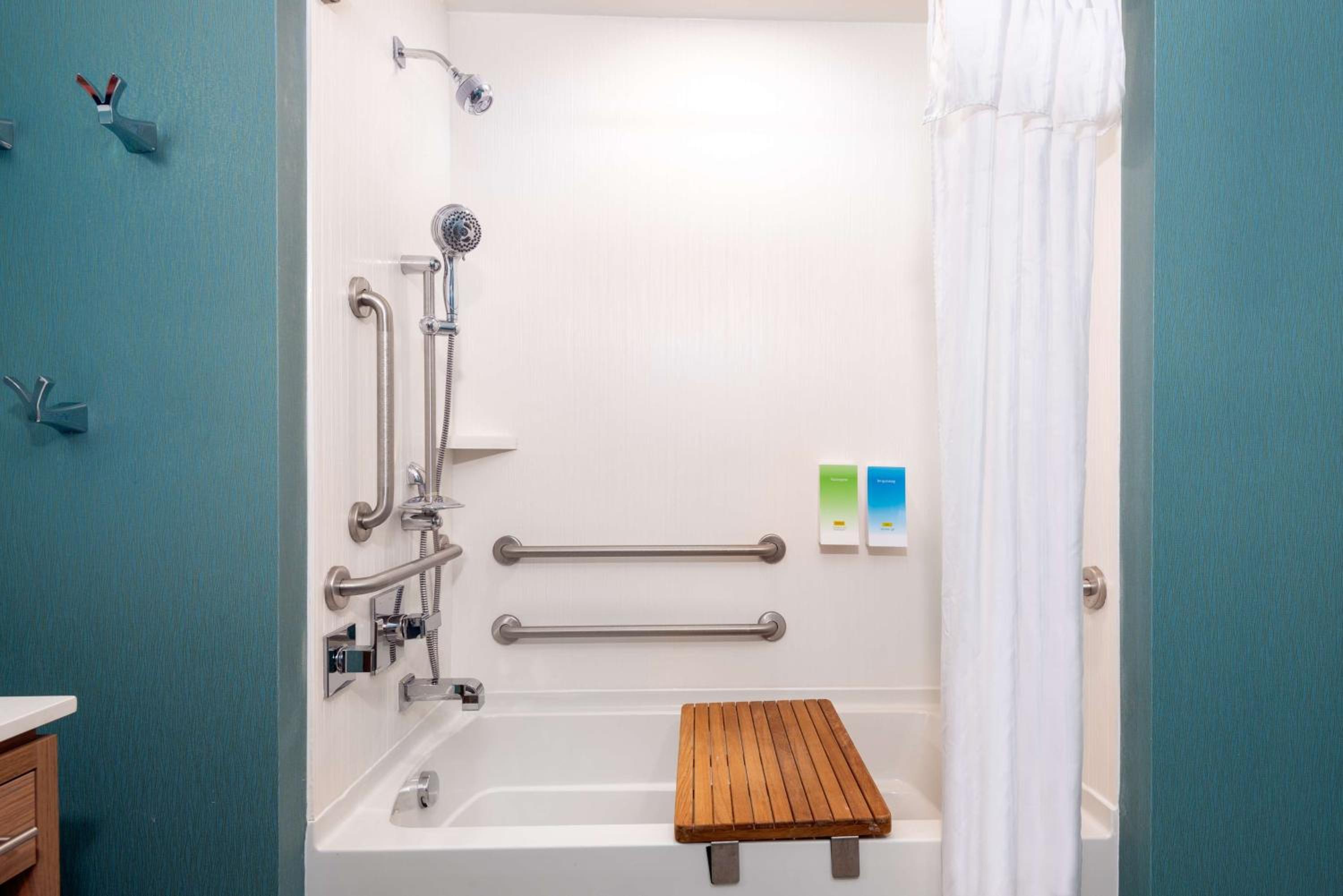Queen Studio with Hearing Accessible Tub - Photo 6