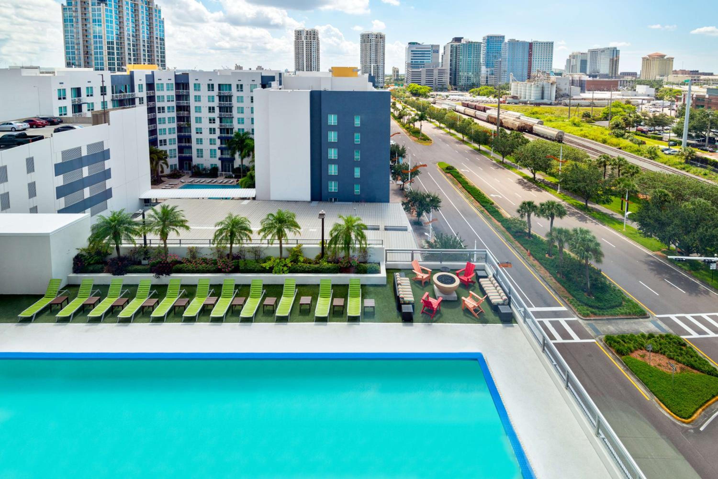 Queen Studio with Pool View - Non-Smoking - Photo 7