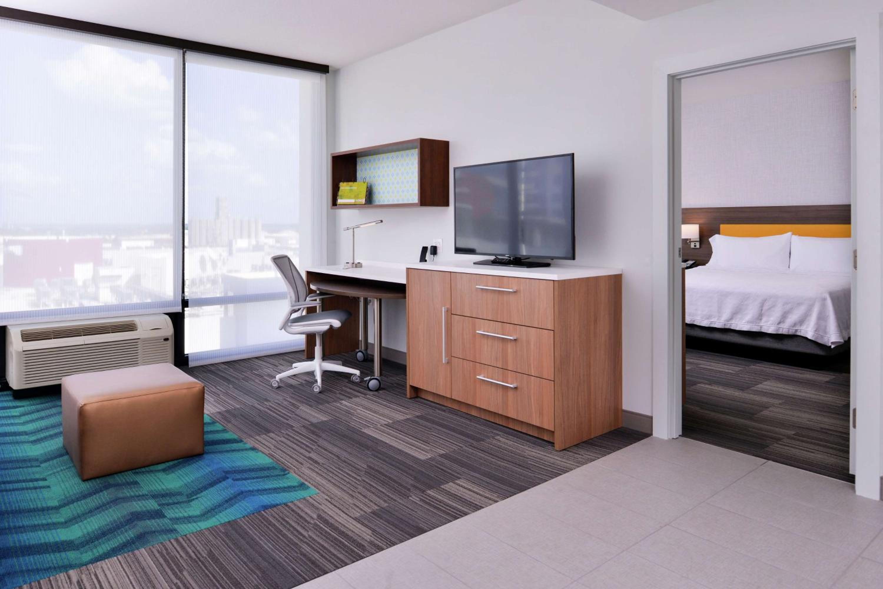 King Corner Suite with View - Photo 2