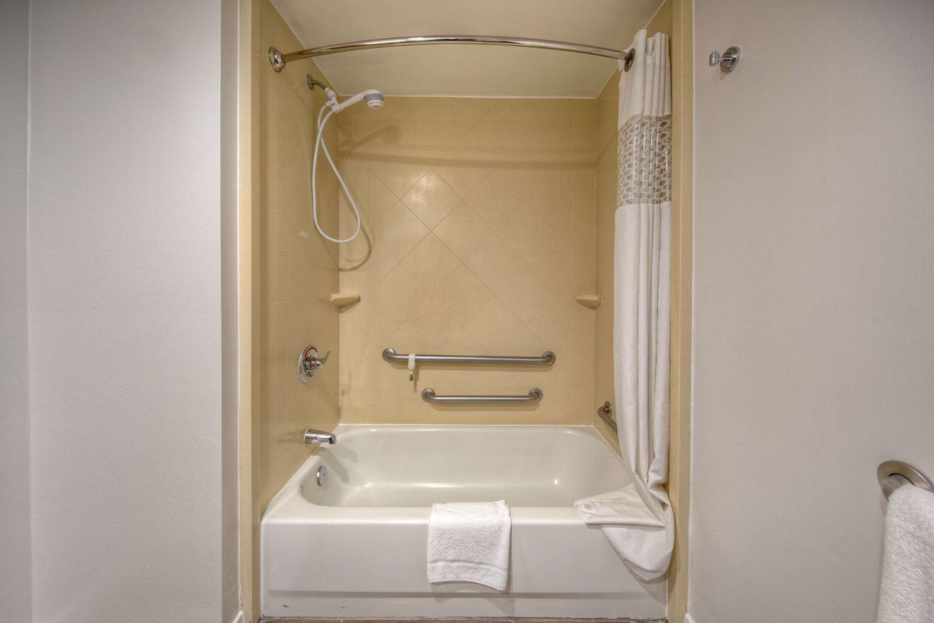 King Room with Accessible Tub - Mobility and Hearing Access/Non-Smoking - Photo 4